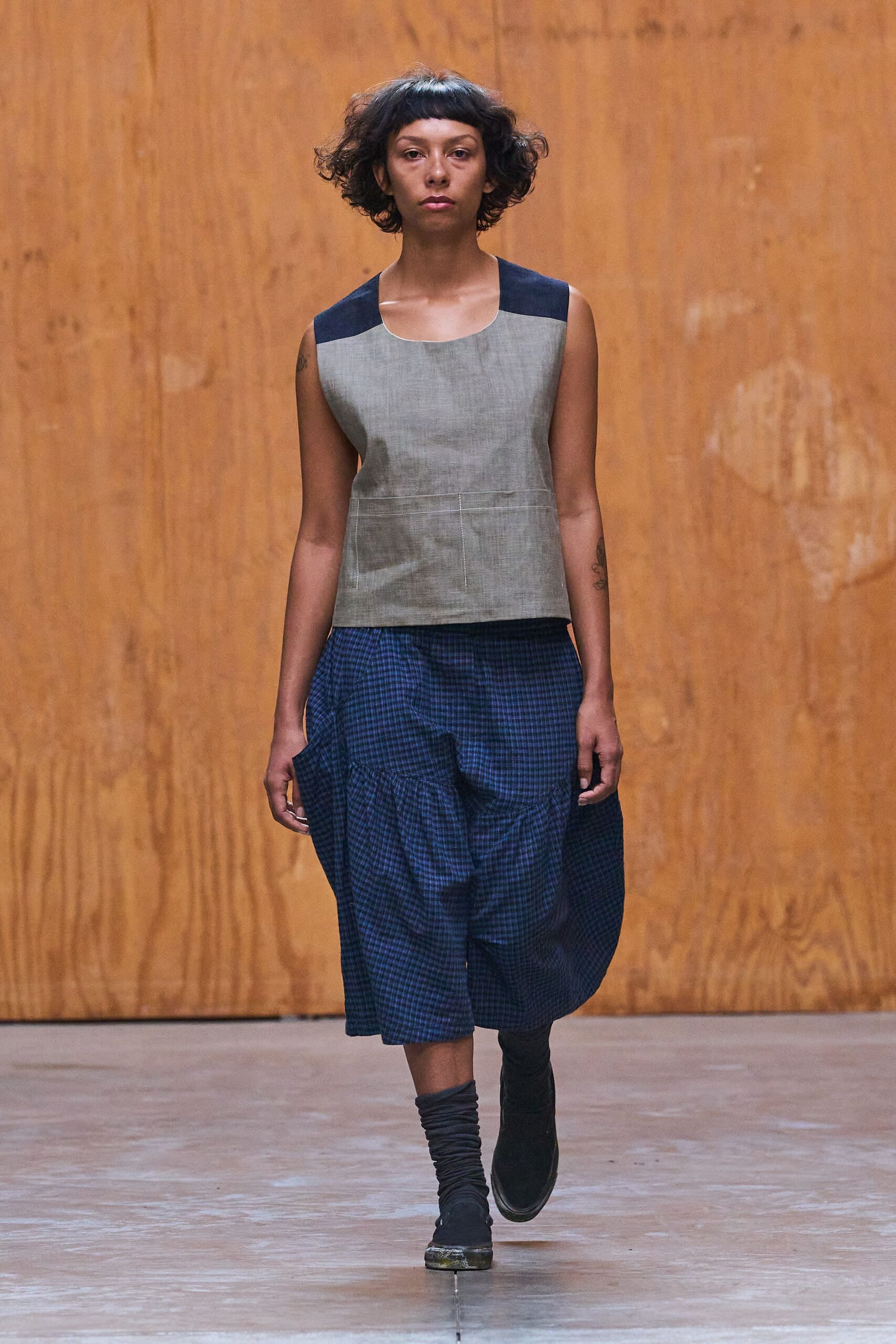 gray cotton sleeveless collared fitted structured top