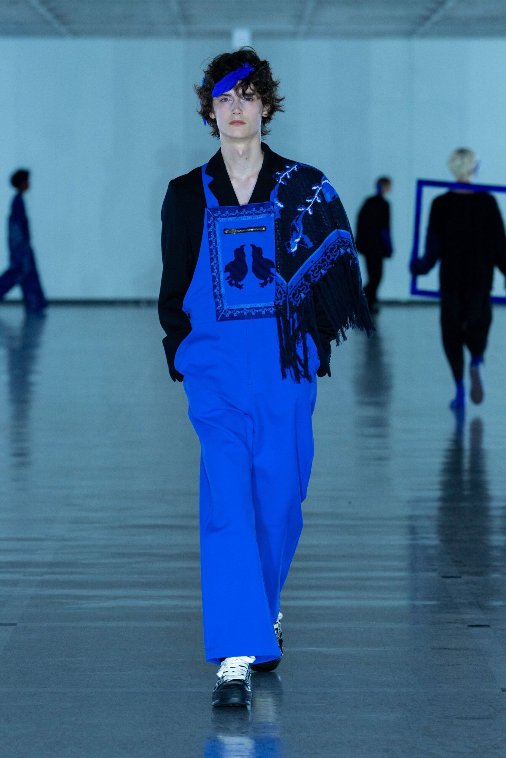 black blazer blue pants outfit