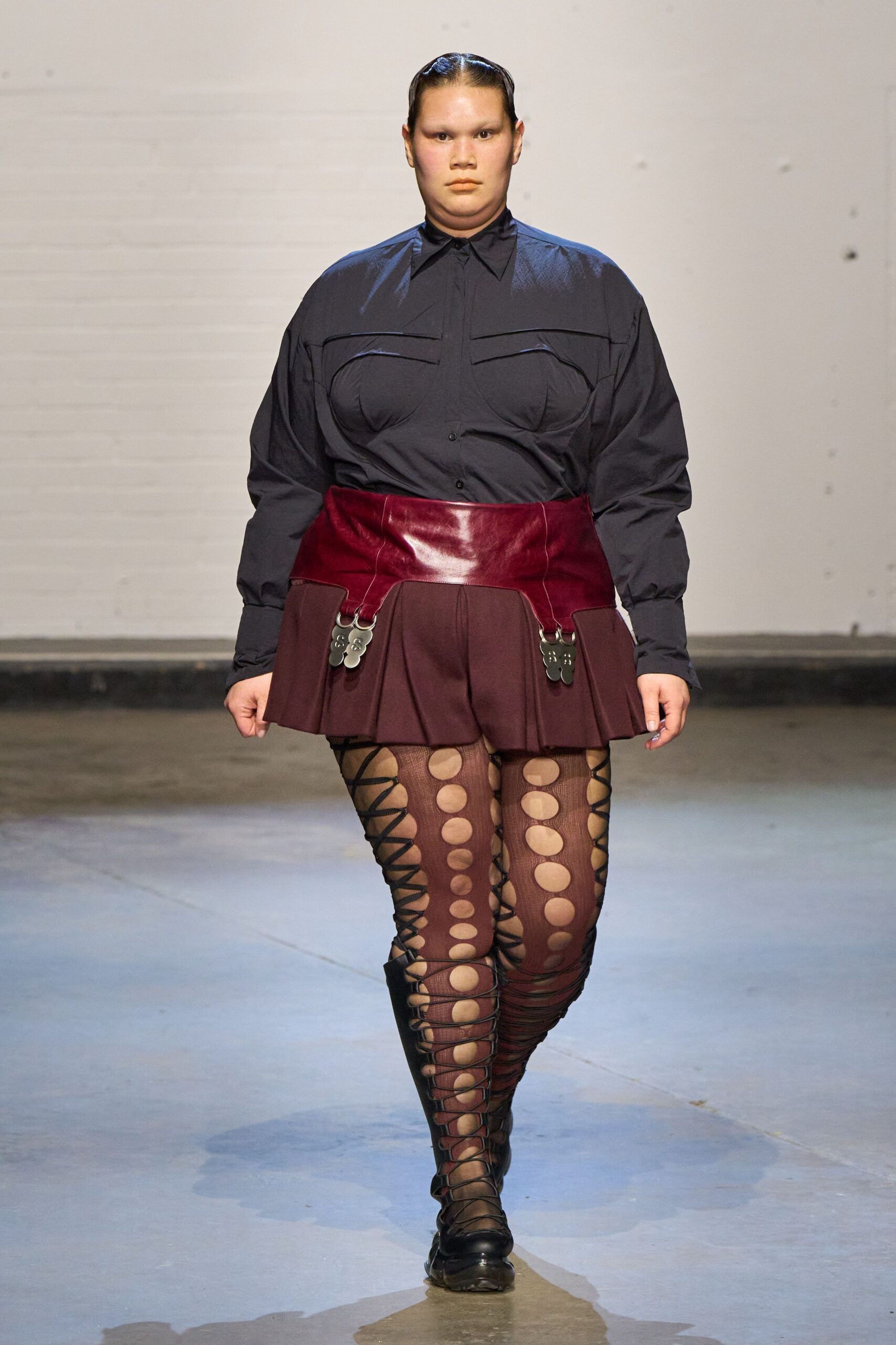 maroon leather fitted pleated short skirt