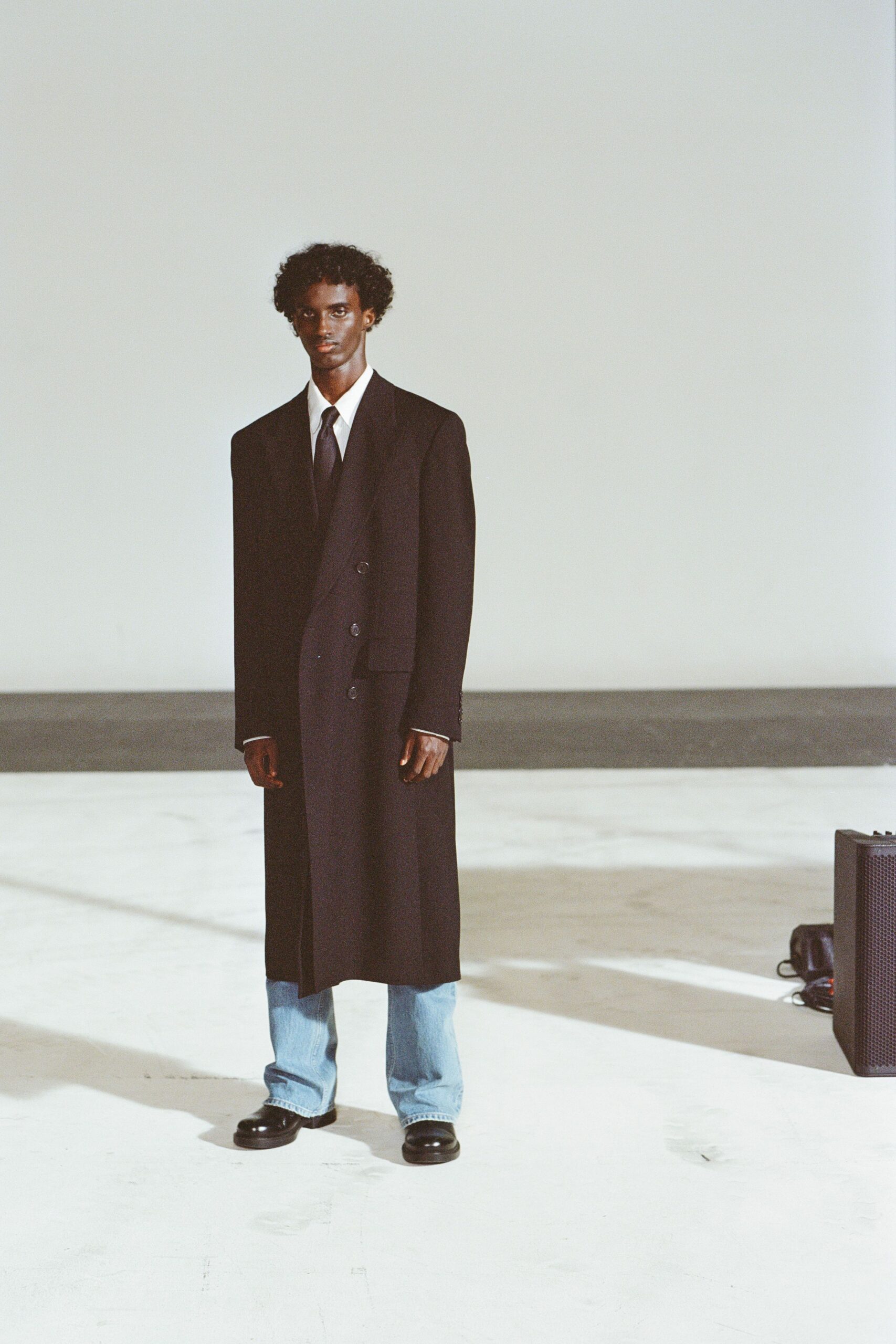 black wool long-sleeve collared tailored coat