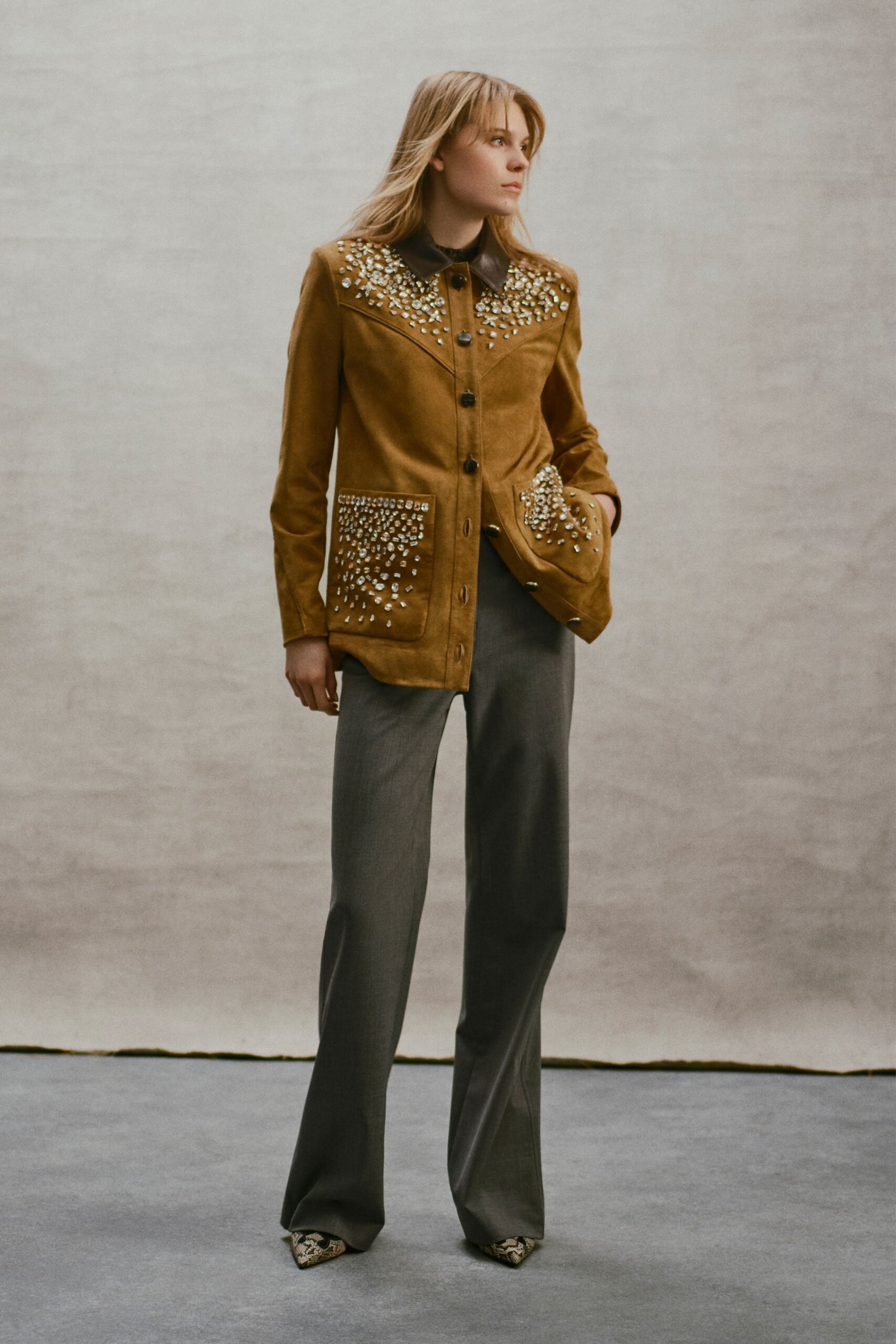 brown suede long-sleeve collared tailored beaded pockets jacket