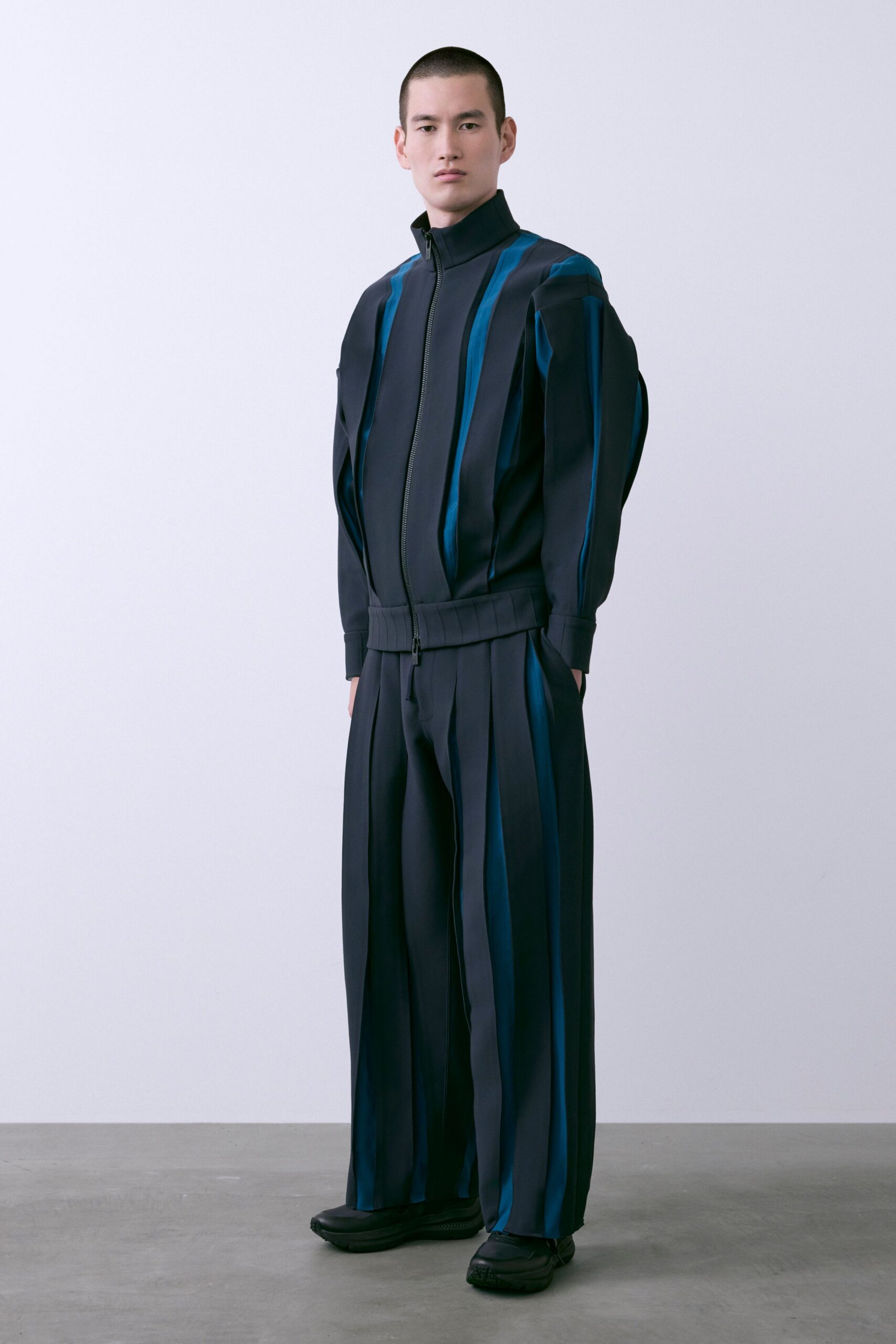 black cotton long-sleeve collared relaxed striped zippered jacket