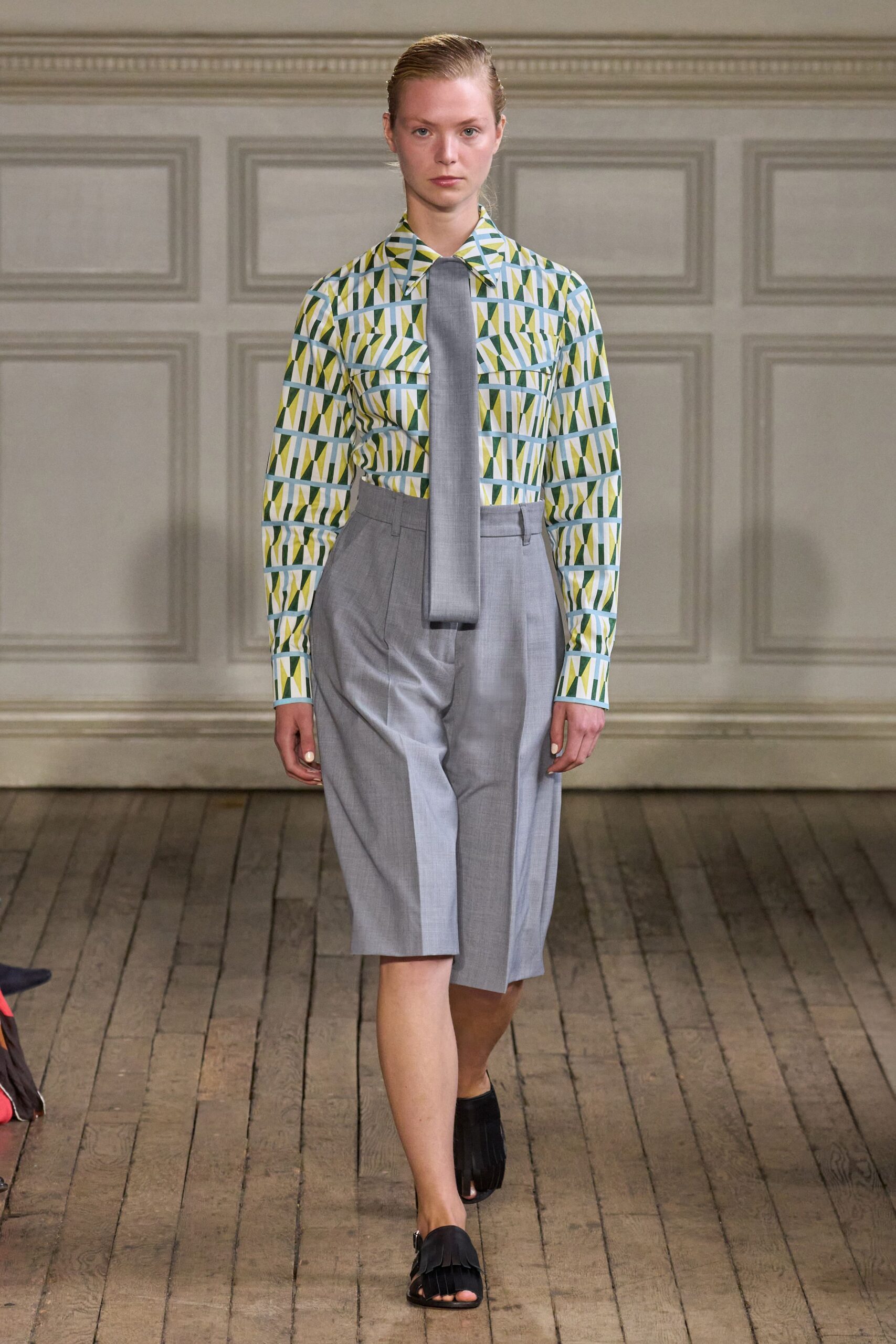 green cotton long-sleeve collared fitted printed shirt