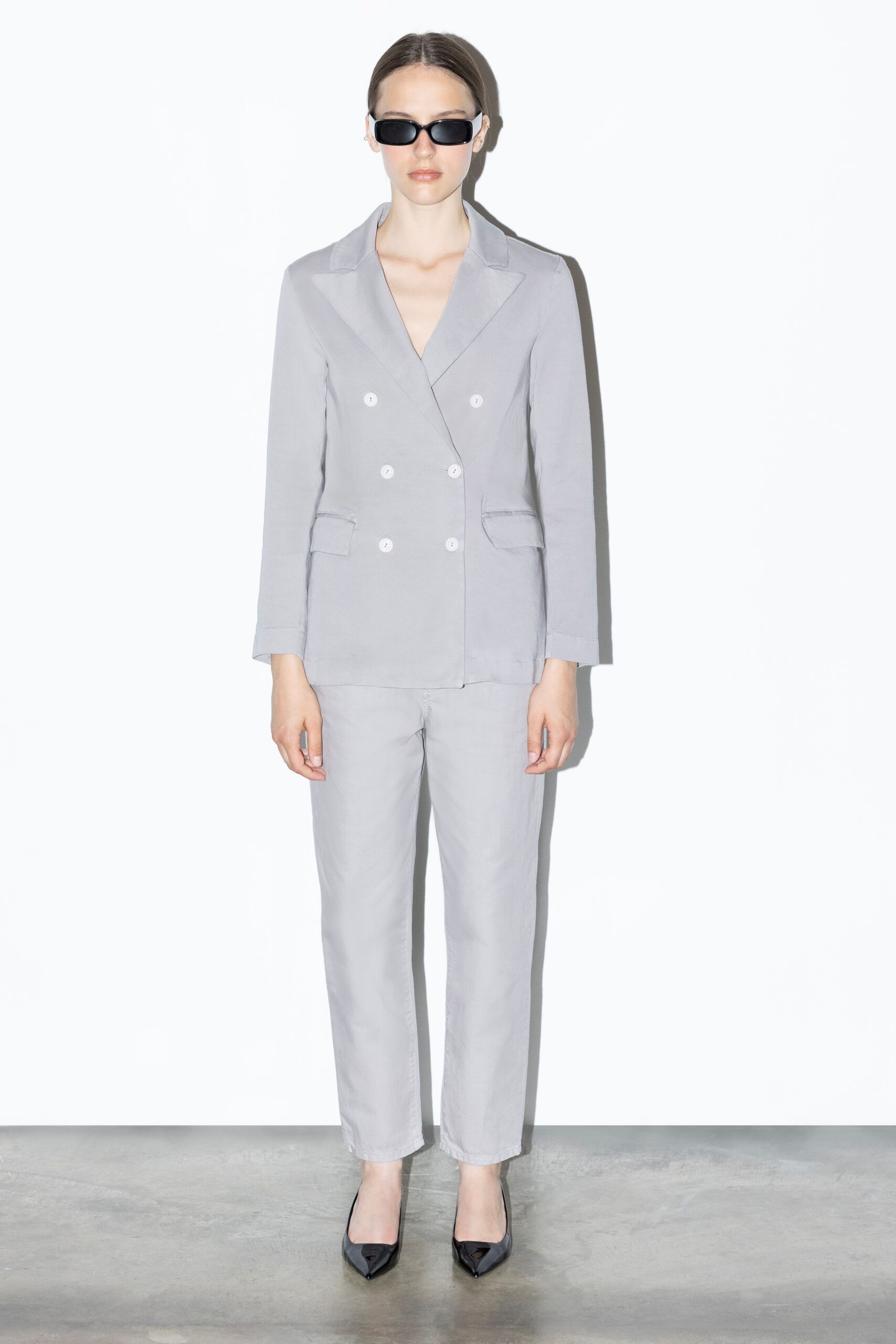 gray cotton long-sleeve collared tailored buttoned suit
