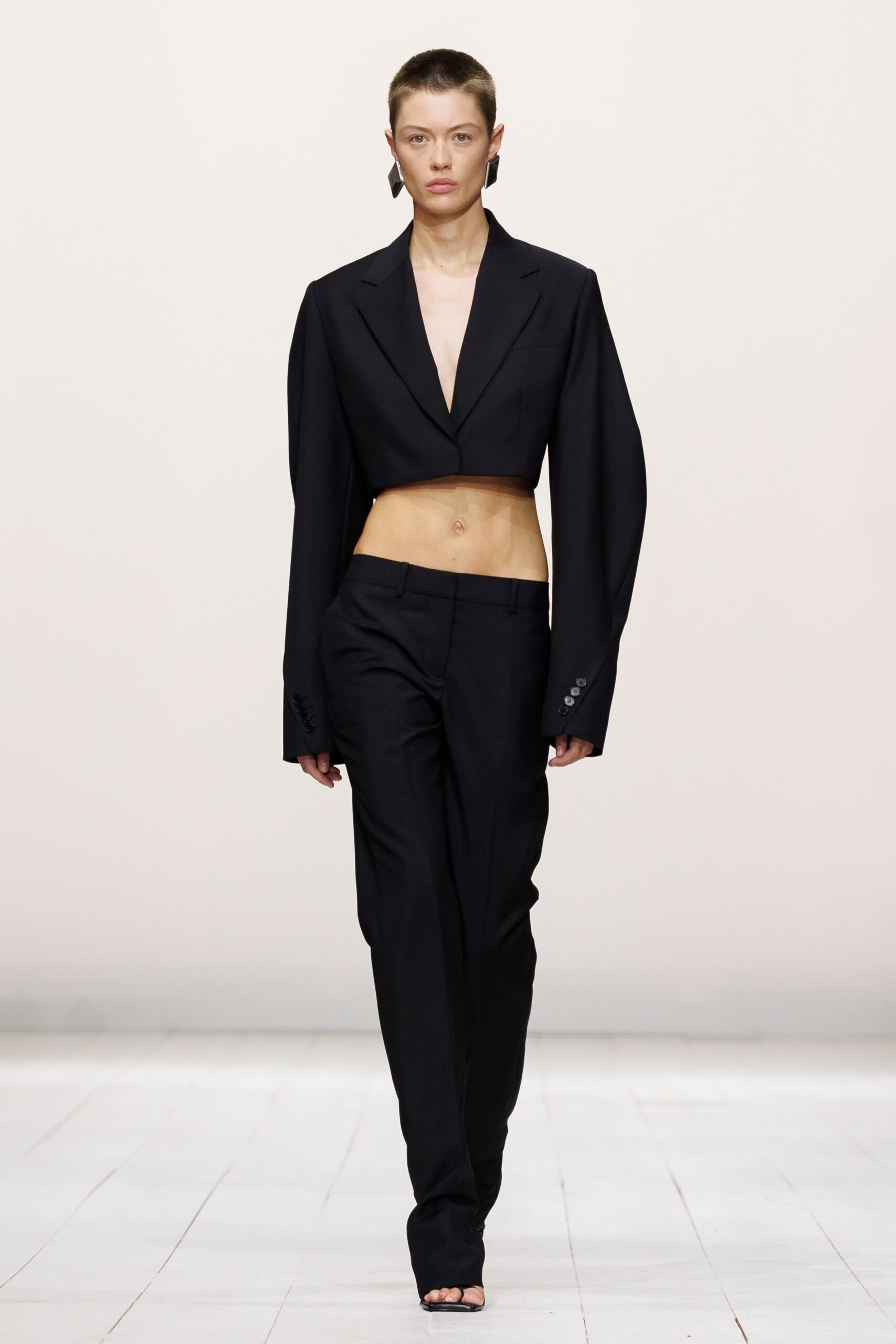 black long-sleeve collared fitted cropped blazer