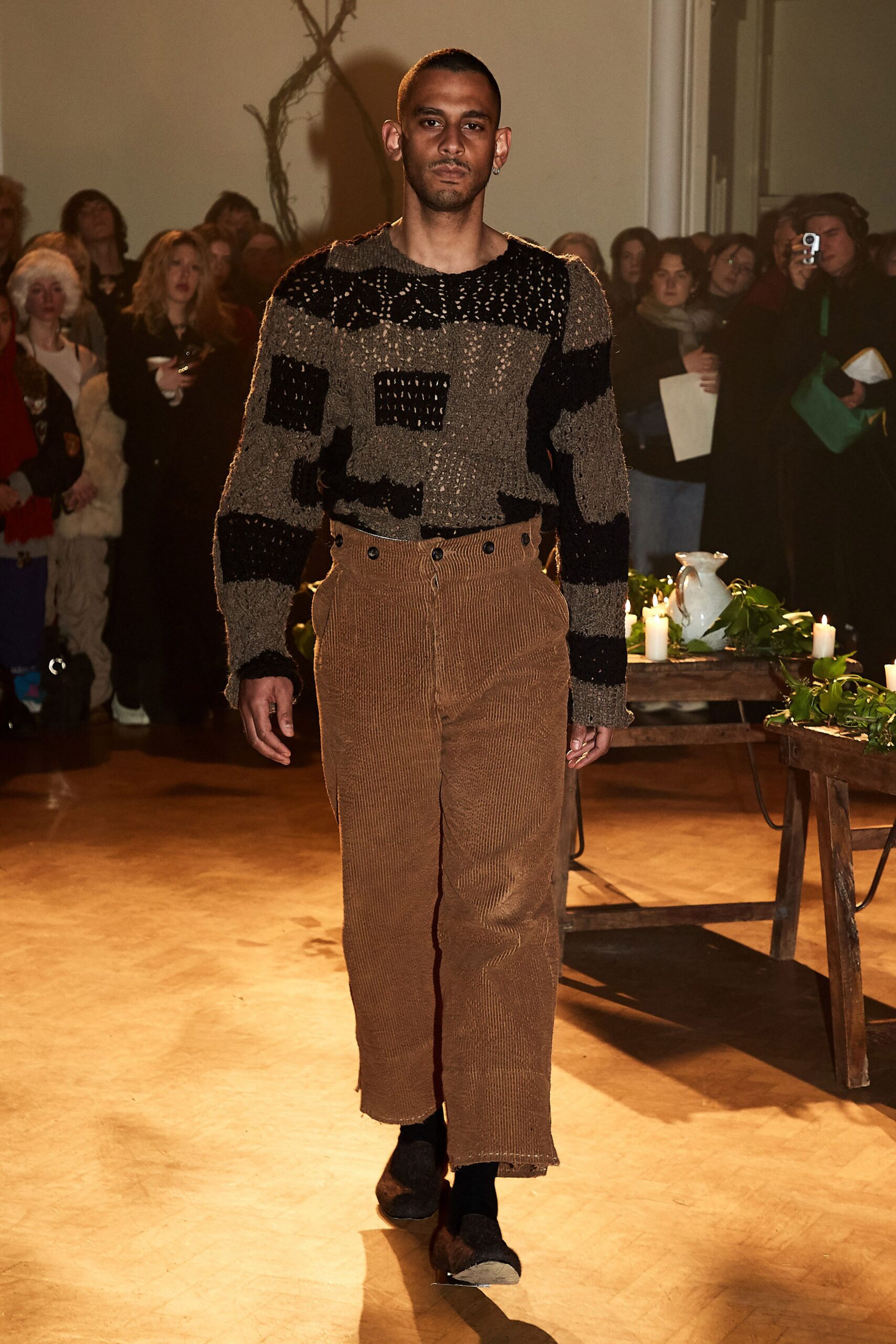 beige cotton fitted high-waisted buttoned pants