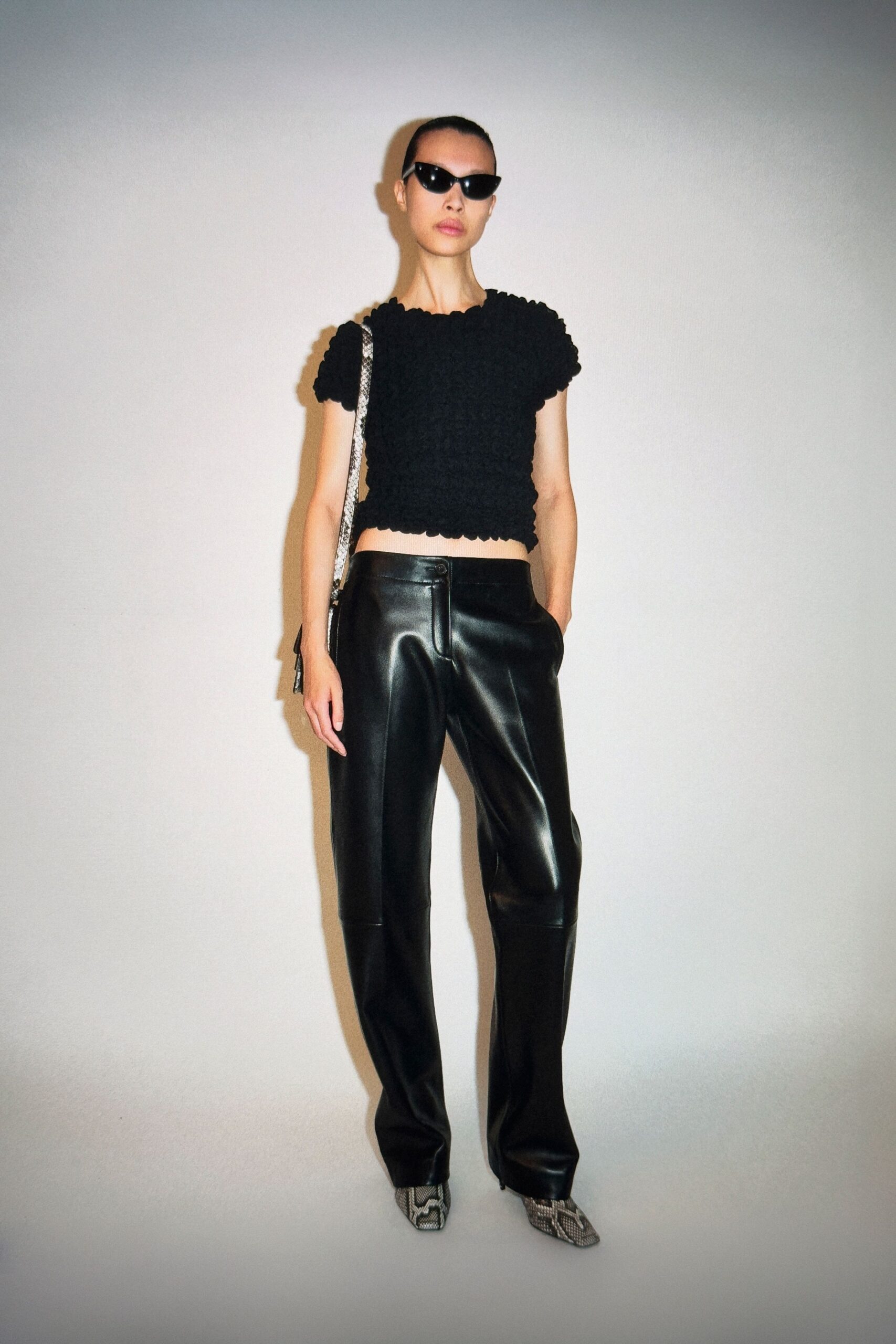black cotton short-sleeve scoop-neck fitted ruffled cropped top