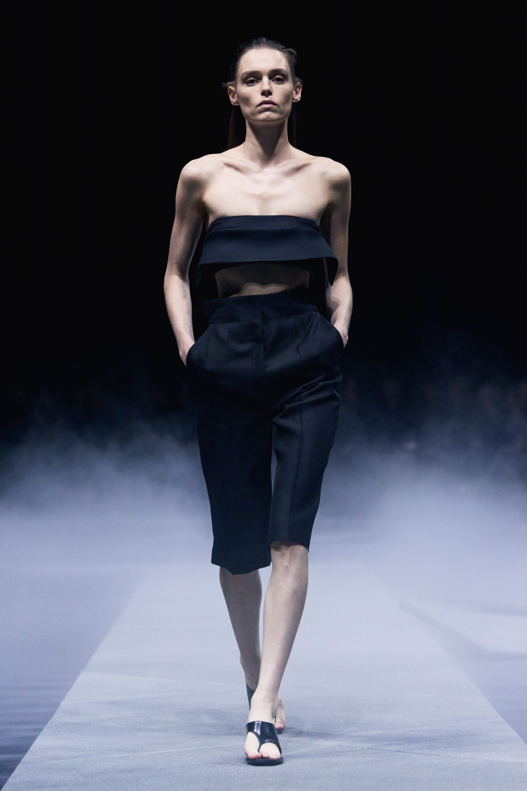 black fitted pockets short pants