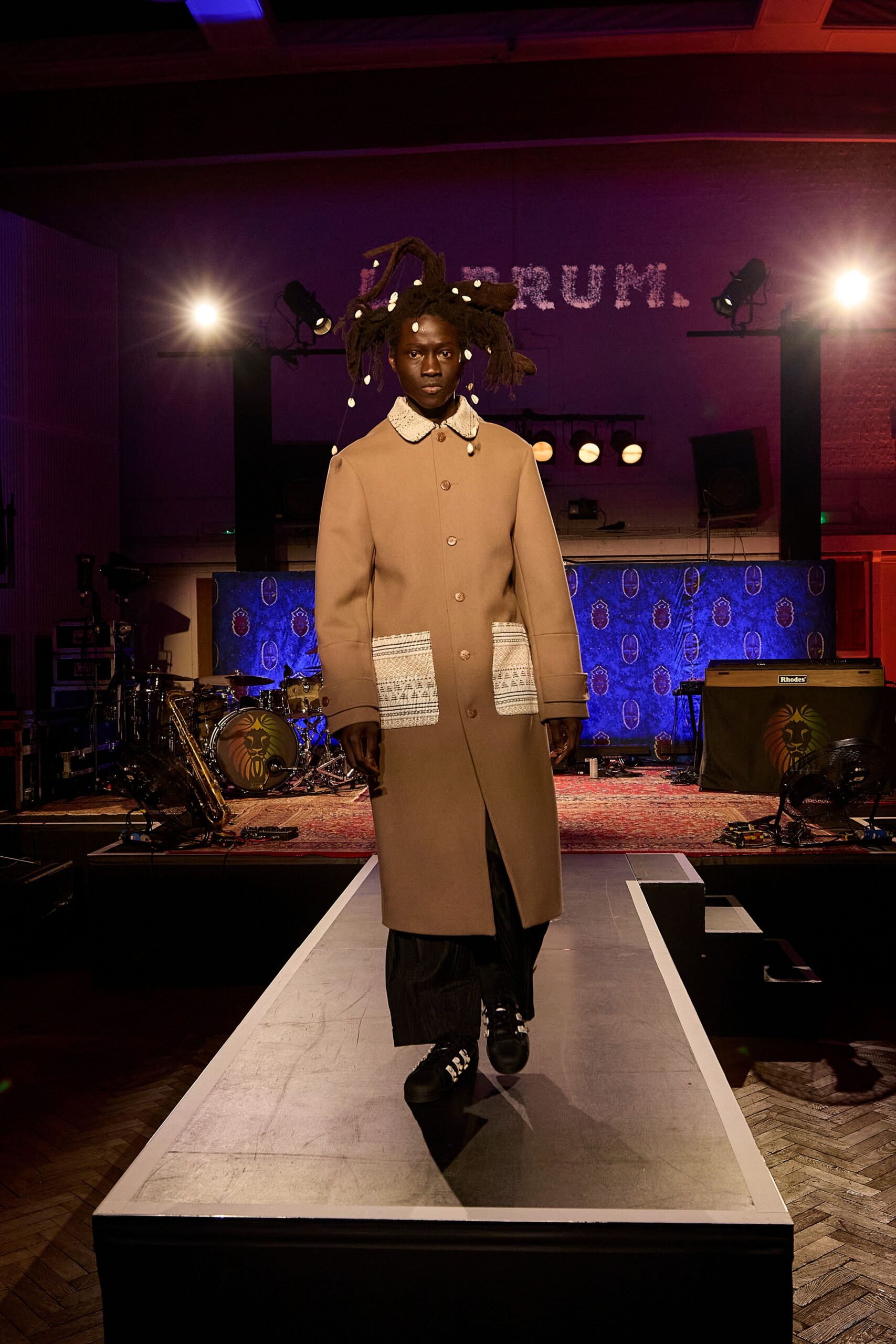 beige wool long-sleeve collared relaxed buttoned pockets coat