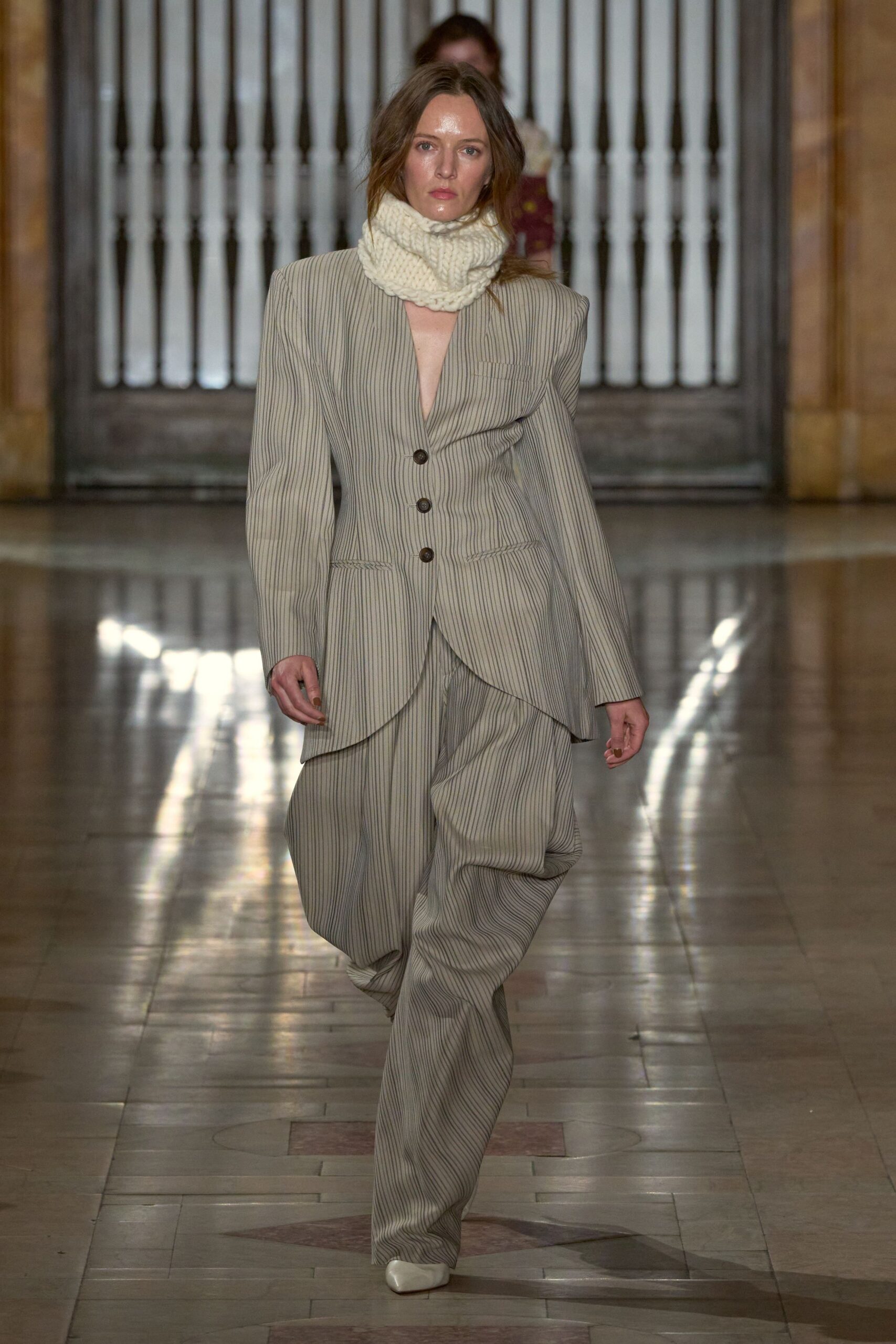 beige cotton long-sleeve collared relaxed buttoned pleated suit