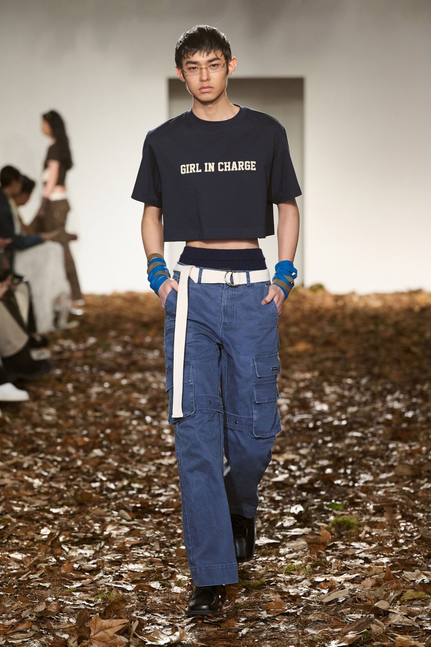 blue cotton short-sleeve collared fitted printed cropped crop-top
