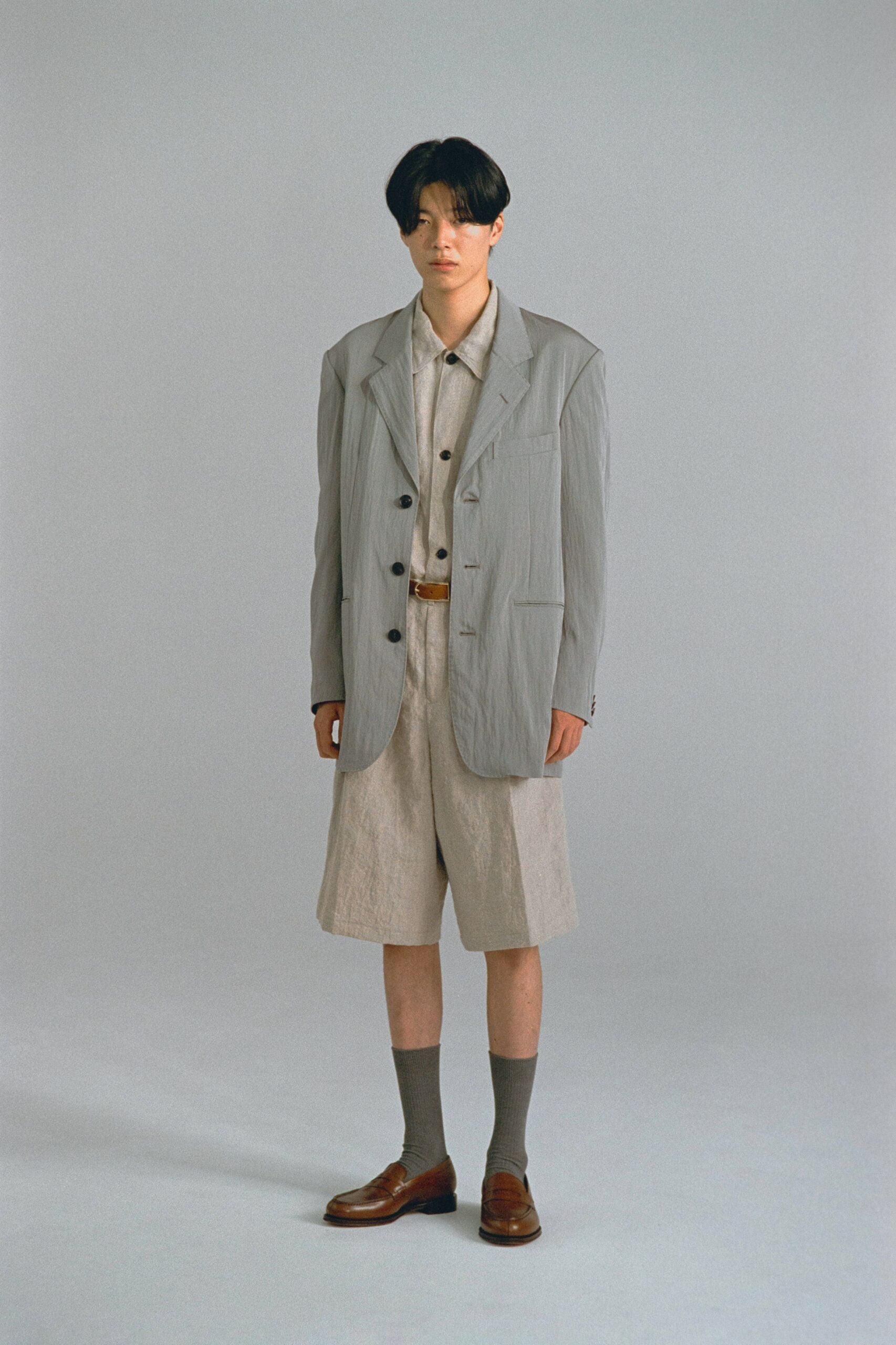 gray cotton long-sleeve collared relaxed buttoned pleated blazer