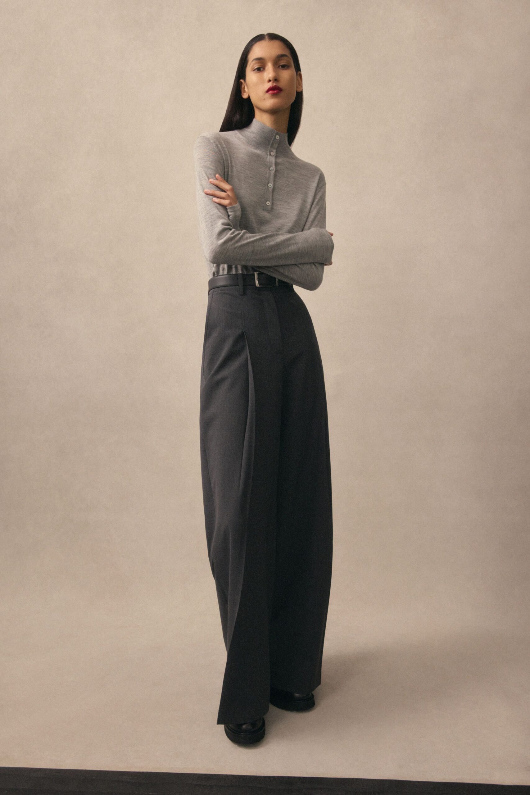 gray cotton long-sleeve collared fitted buttoned top
