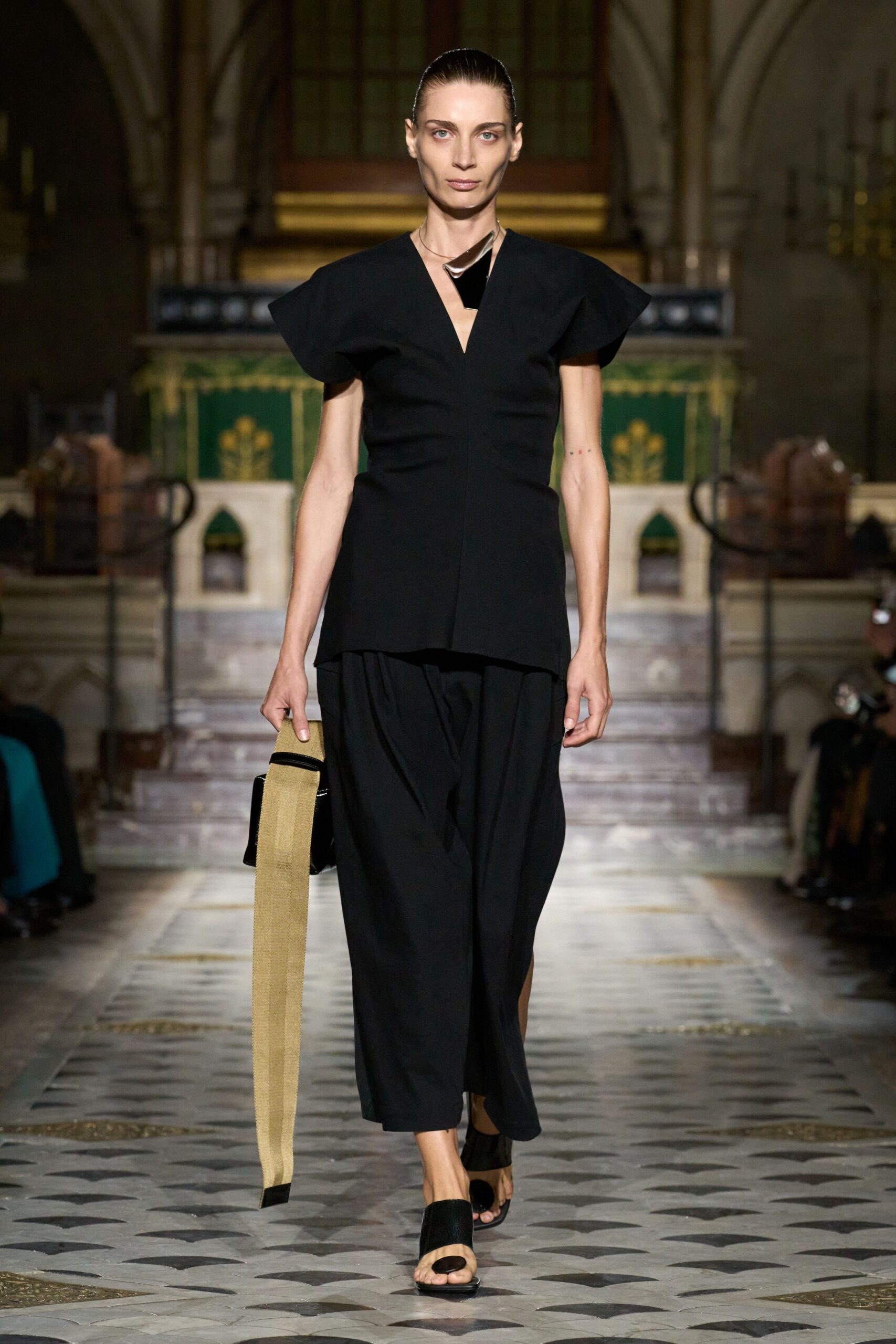 black cotton short-sleeve v-neck fitted pleated top
