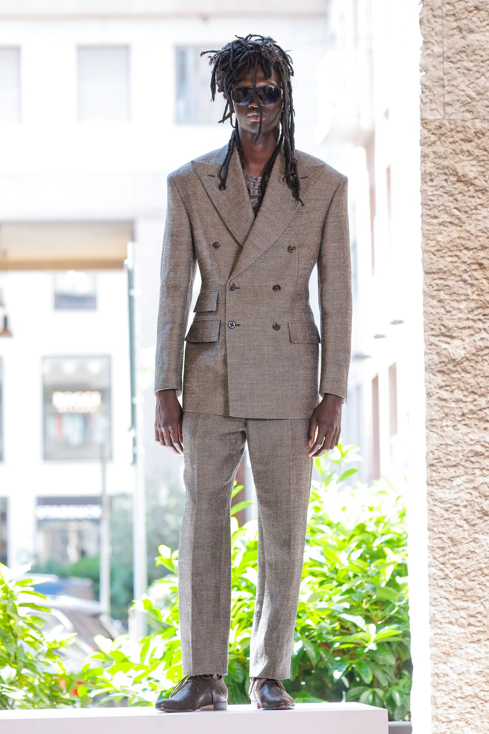 gray wool long-sleeve collared tailored buttoned pockets suit