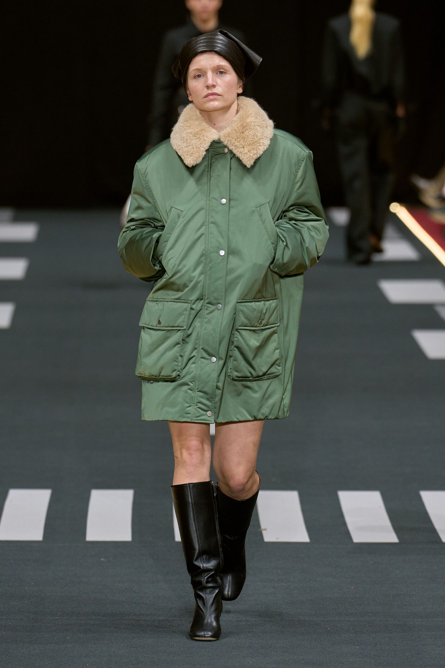 green cotton long-sleeve collared relaxed zippered pockets coat