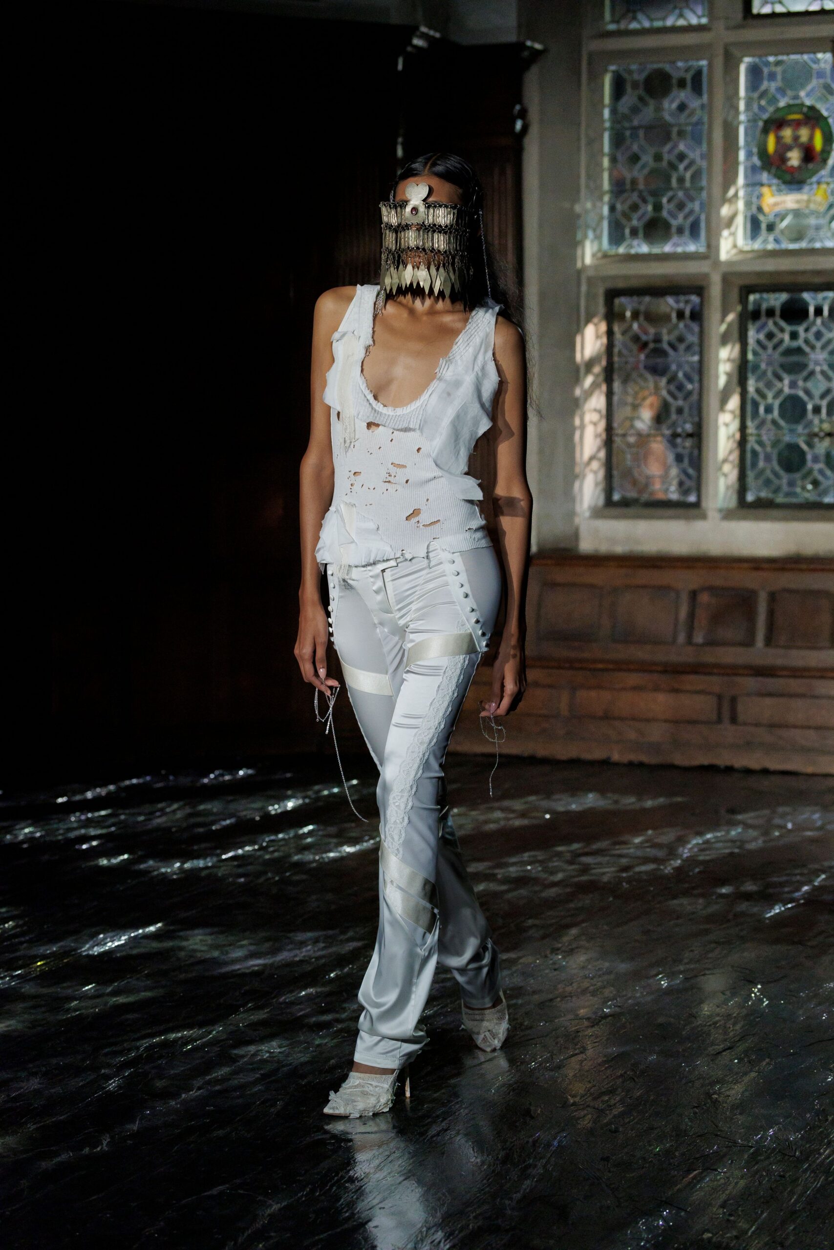 white cotton fitted zippered pants