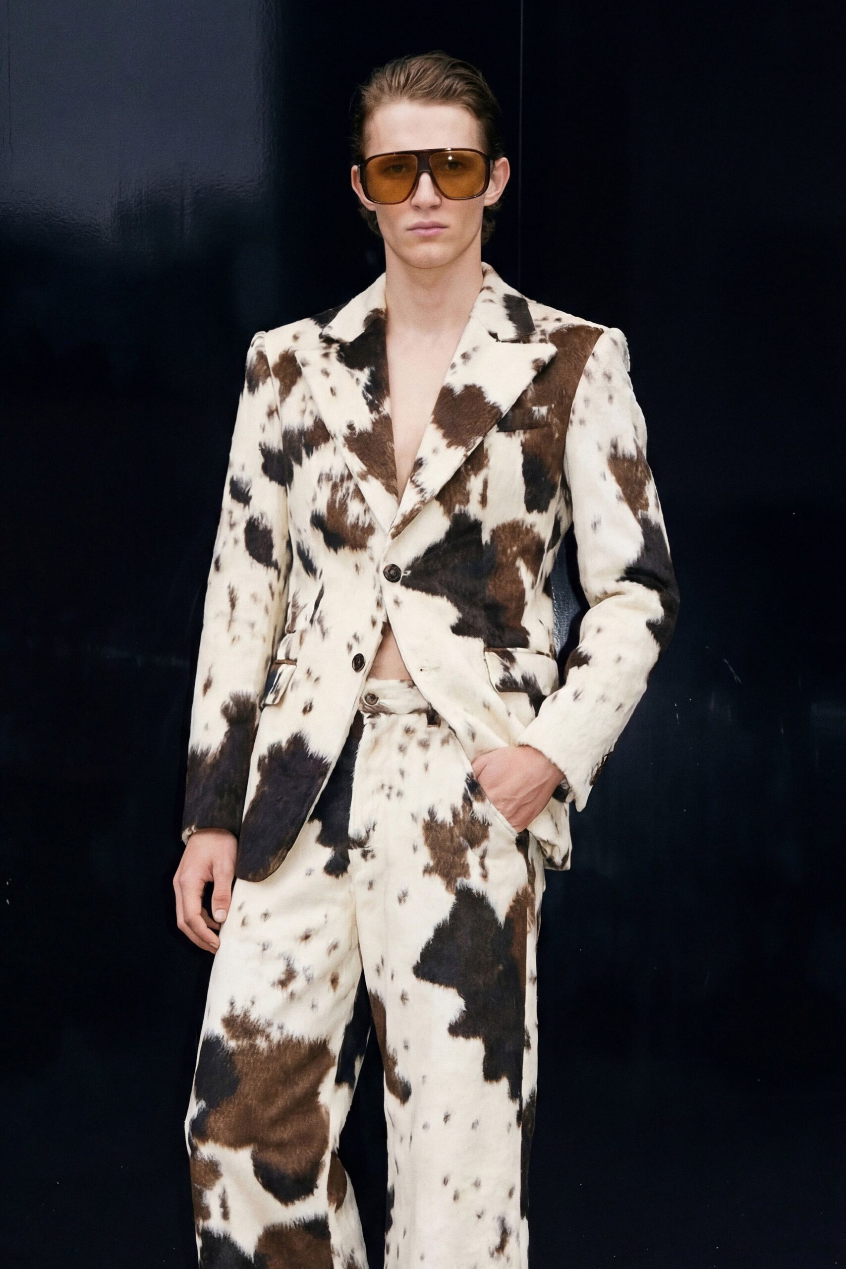 printed fitted suit with sunglasses