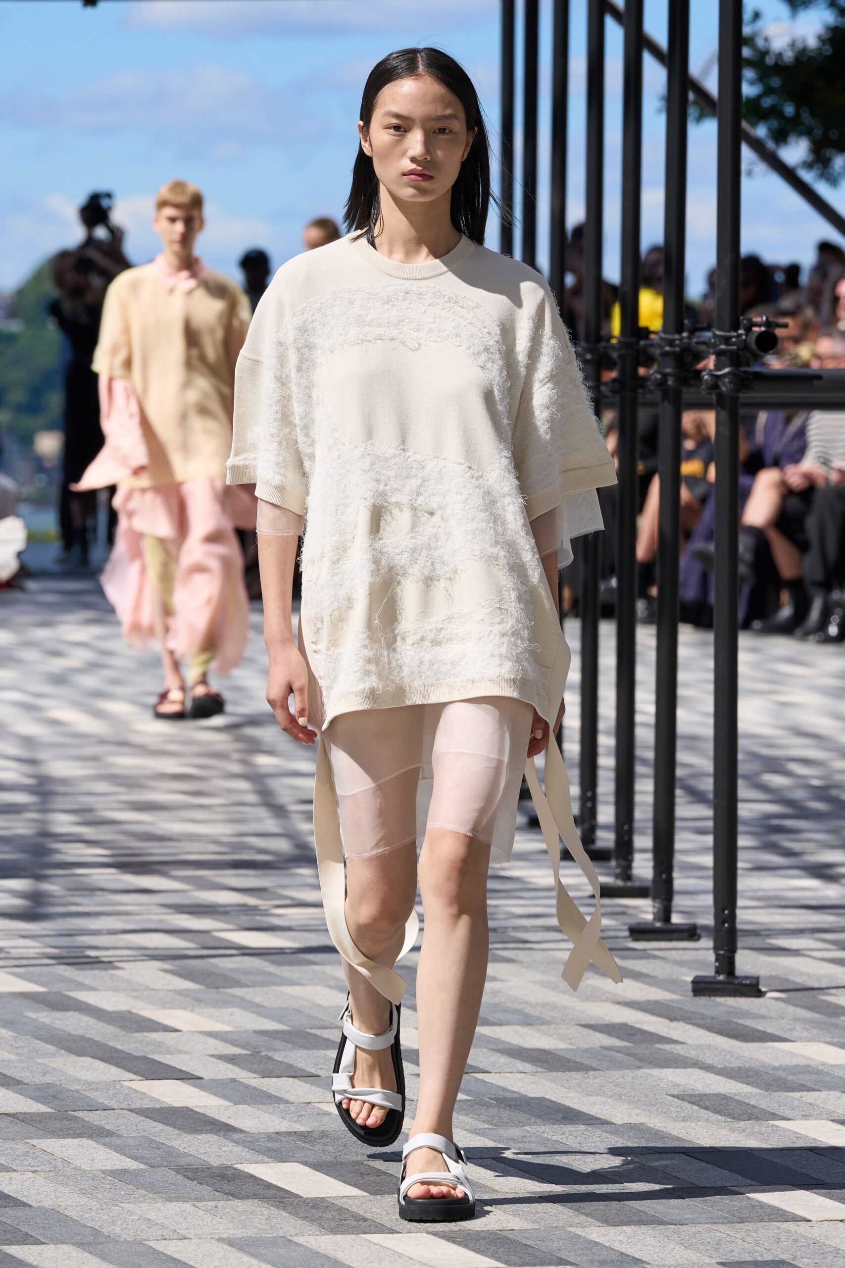 beige cotton fitted zippered shorts
