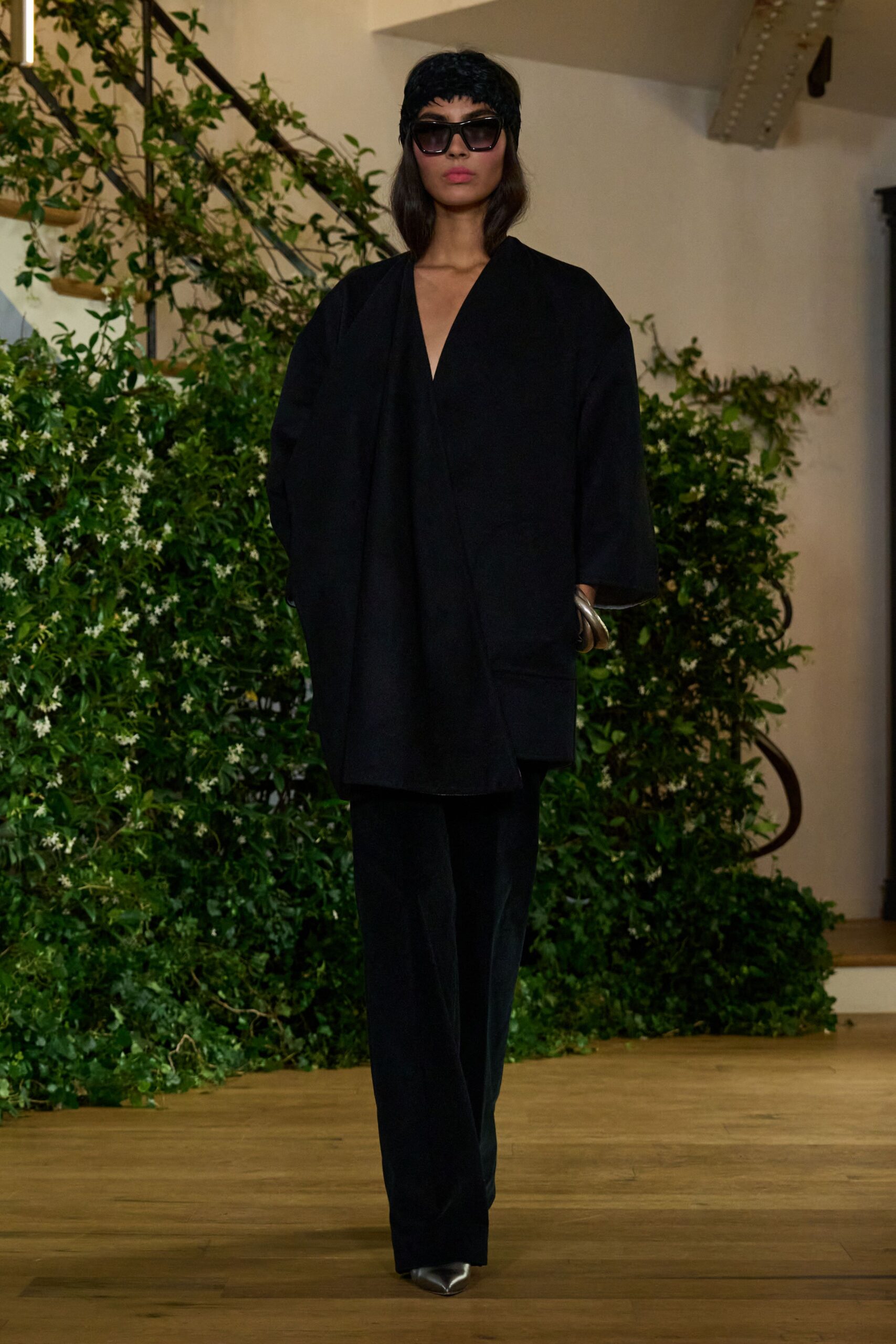 black cotton long-sleeve v-neck oversized jacket