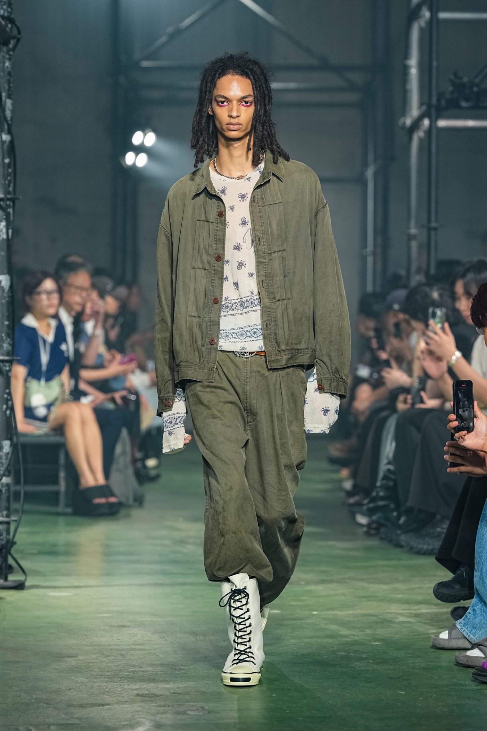 green cotton long-sleeve collared relaxed buttoned jacket