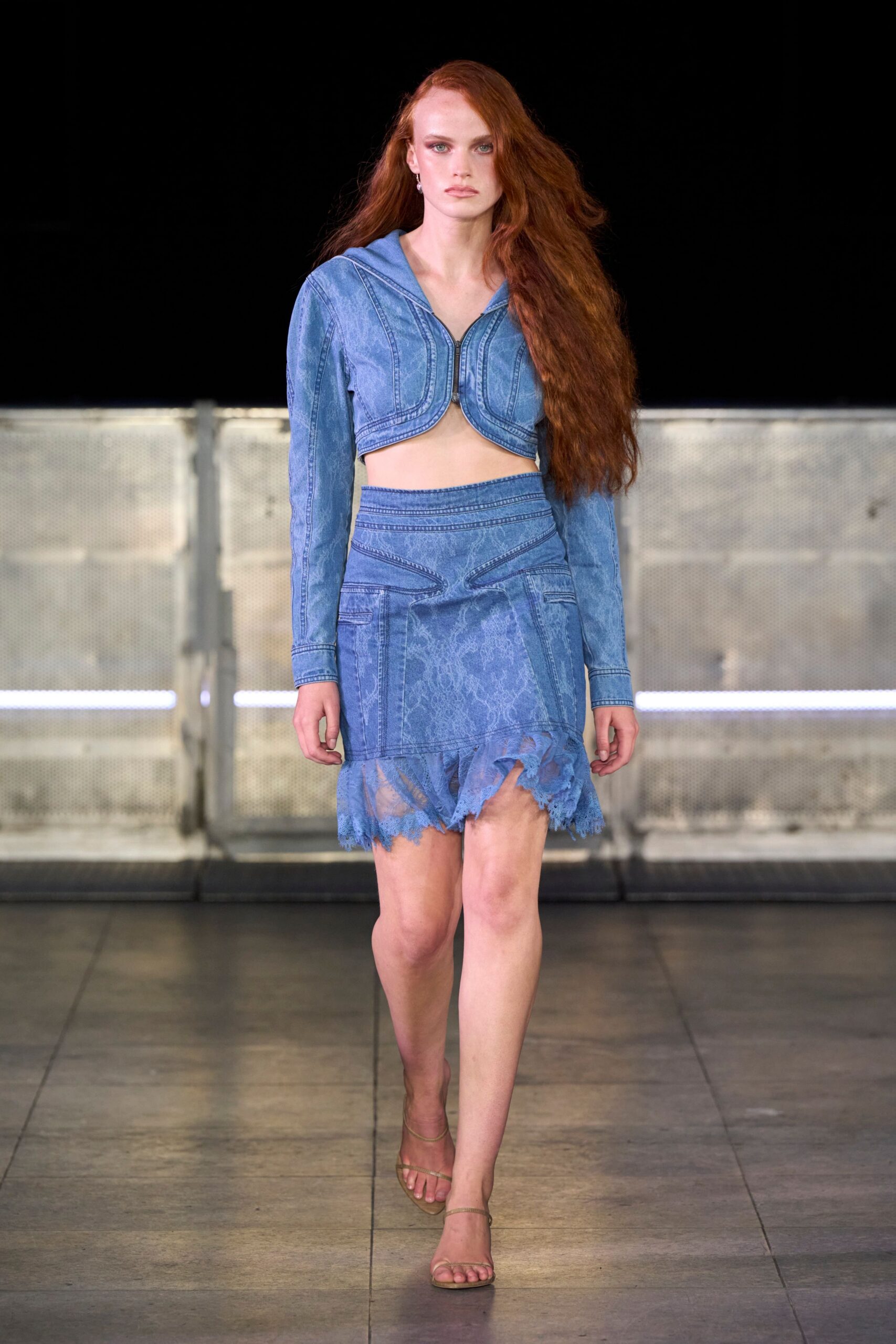 blue denim long-sleeve v-neck fitted cropped top