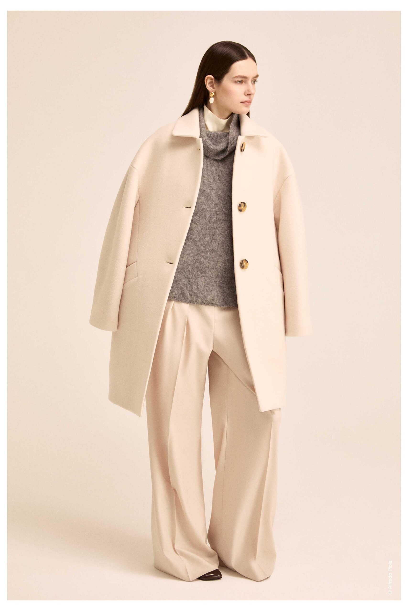 beige wool long-sleeve collared oversized buttoned coat