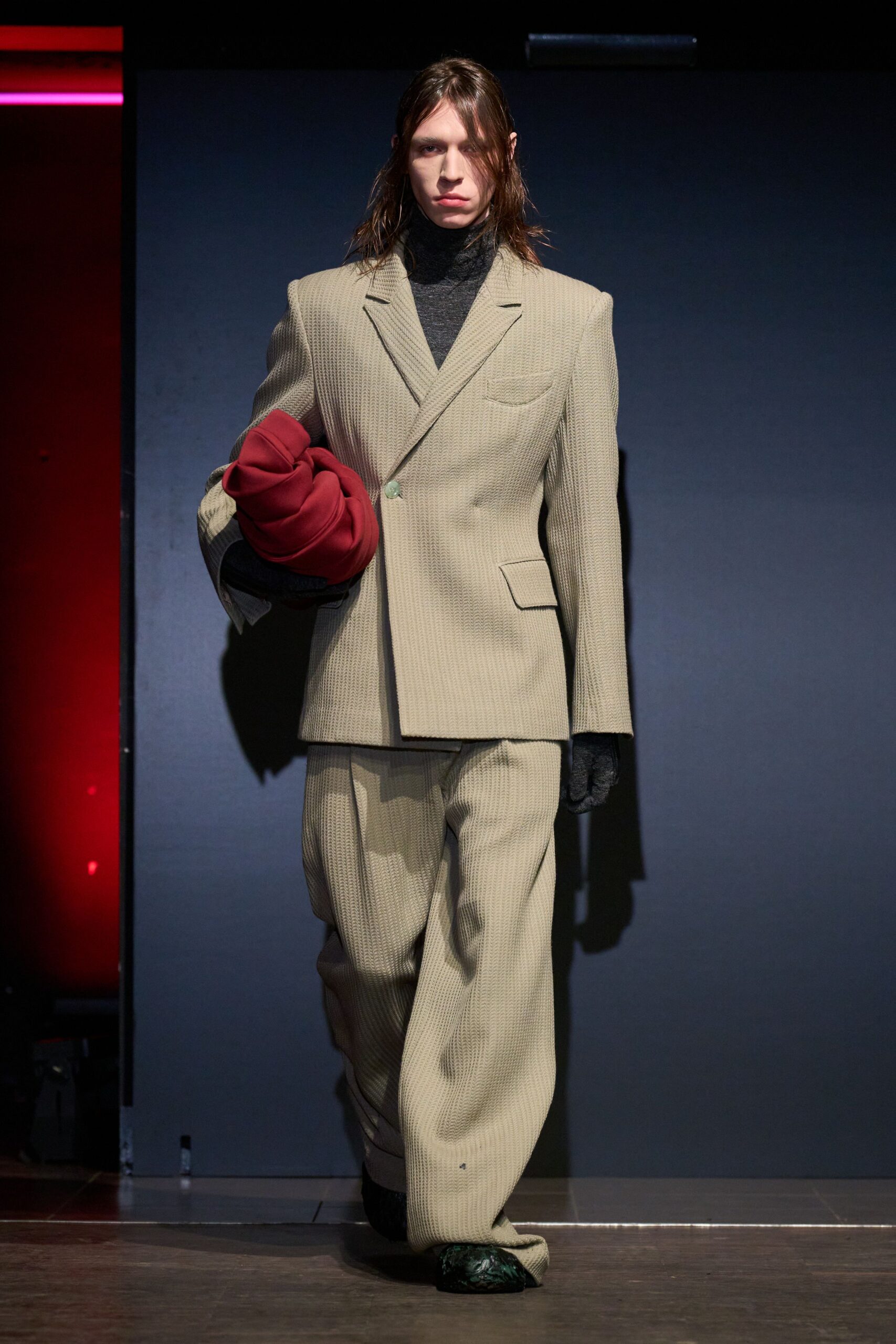 beige cotton long-sleeve collared relaxed pleated suit