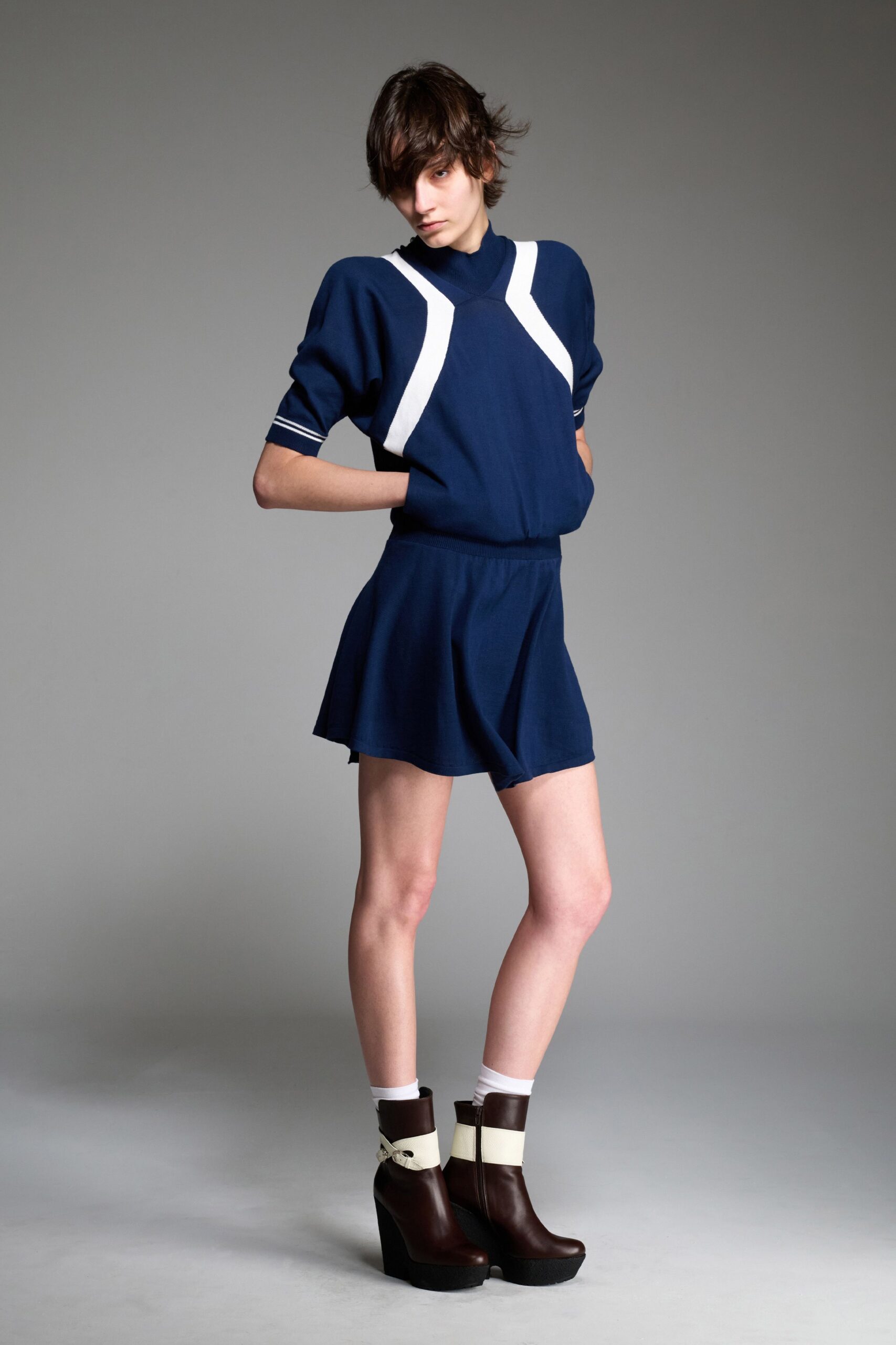blue cotton short-sleeve v-neck fitted color-blocked pleated dress