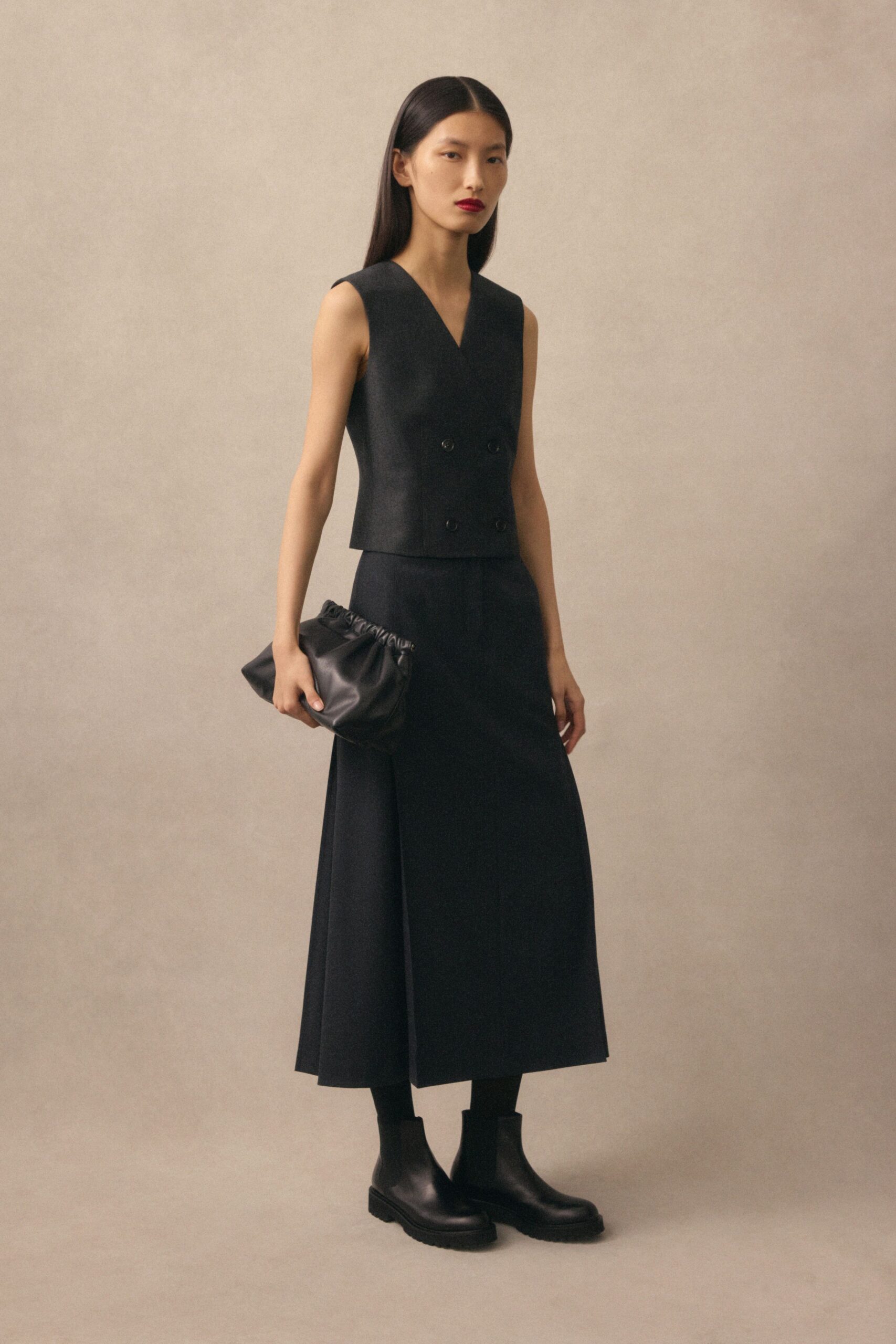 black wool sleeveless collared fitted top