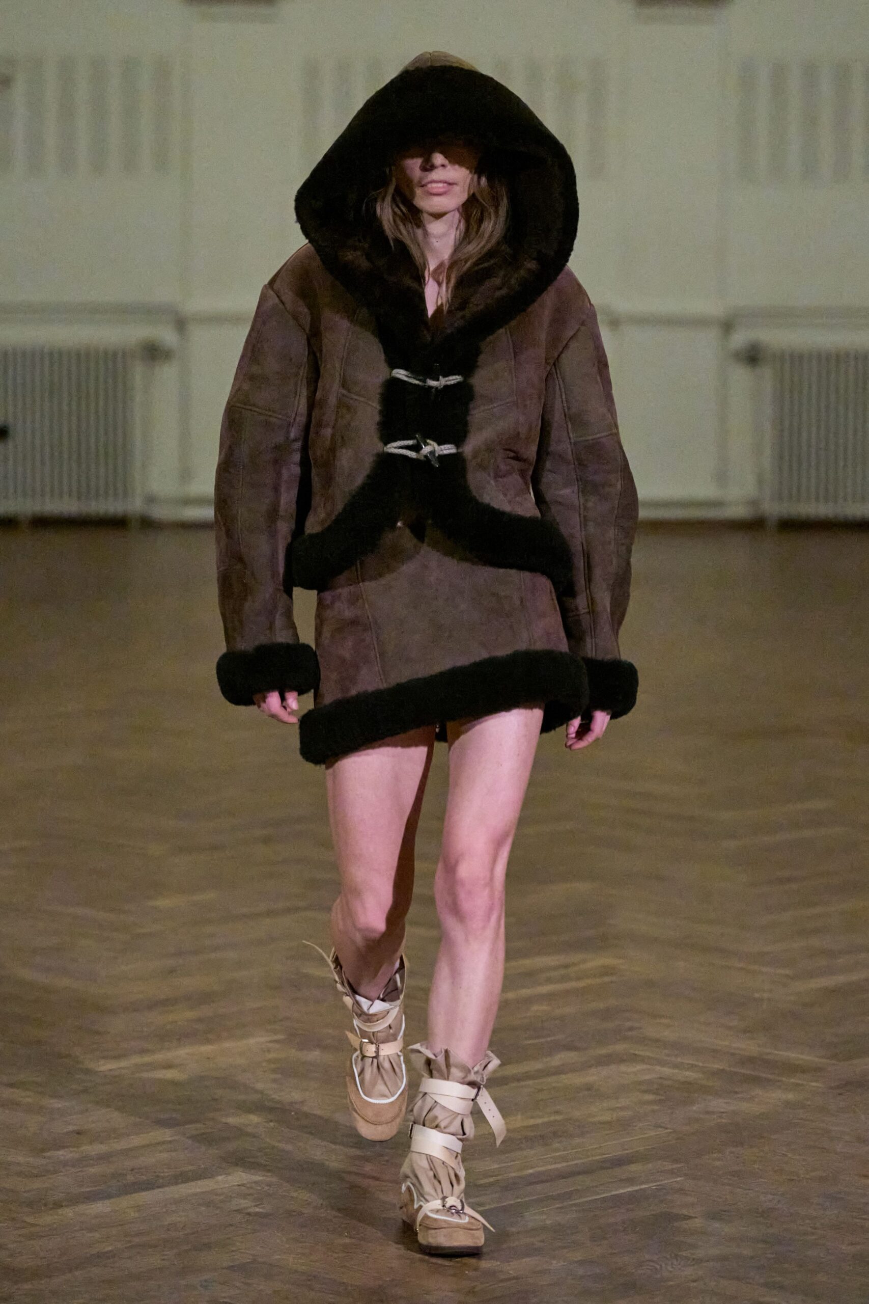 brown fur long-sleeve hooded relaxed zippered short coat