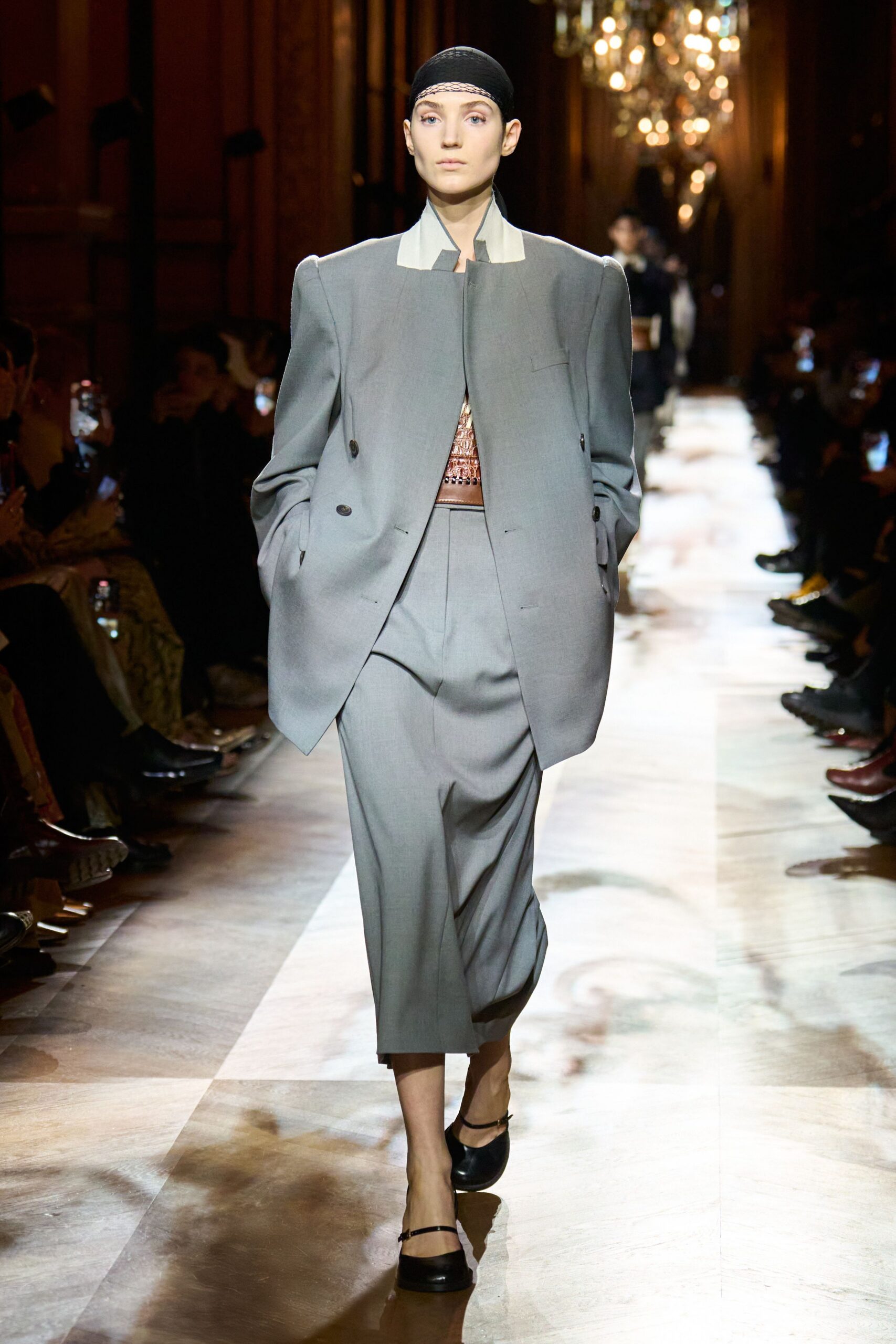 gray wool long-sleeve collared tailored buttoned pleated suit