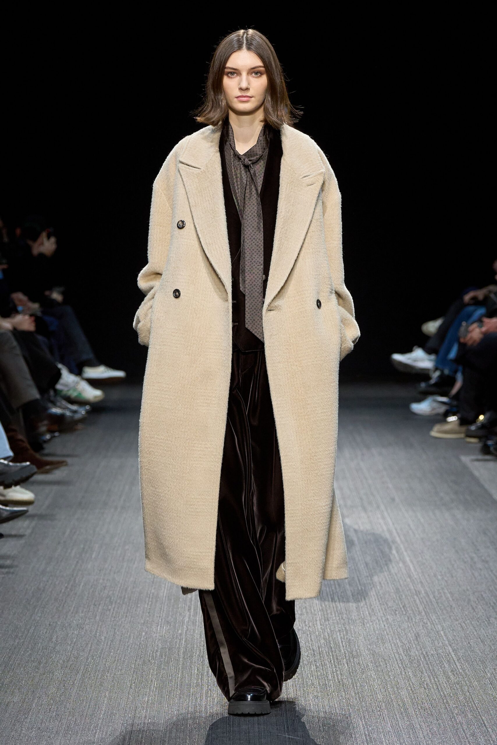 beige wool long-sleeve collared oversized buttoned coat