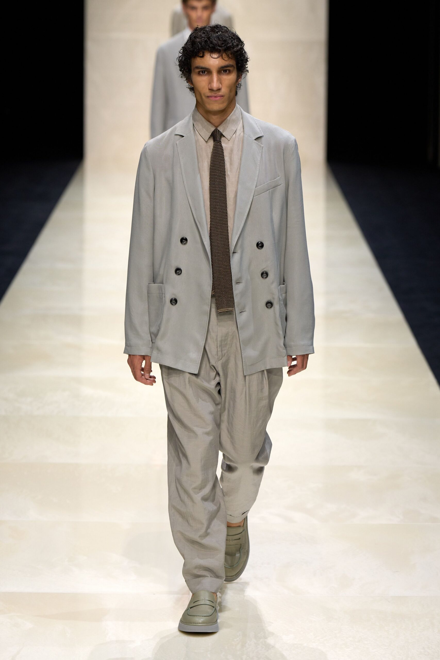 gray cotton long-sleeve collared relaxed buttoned suit