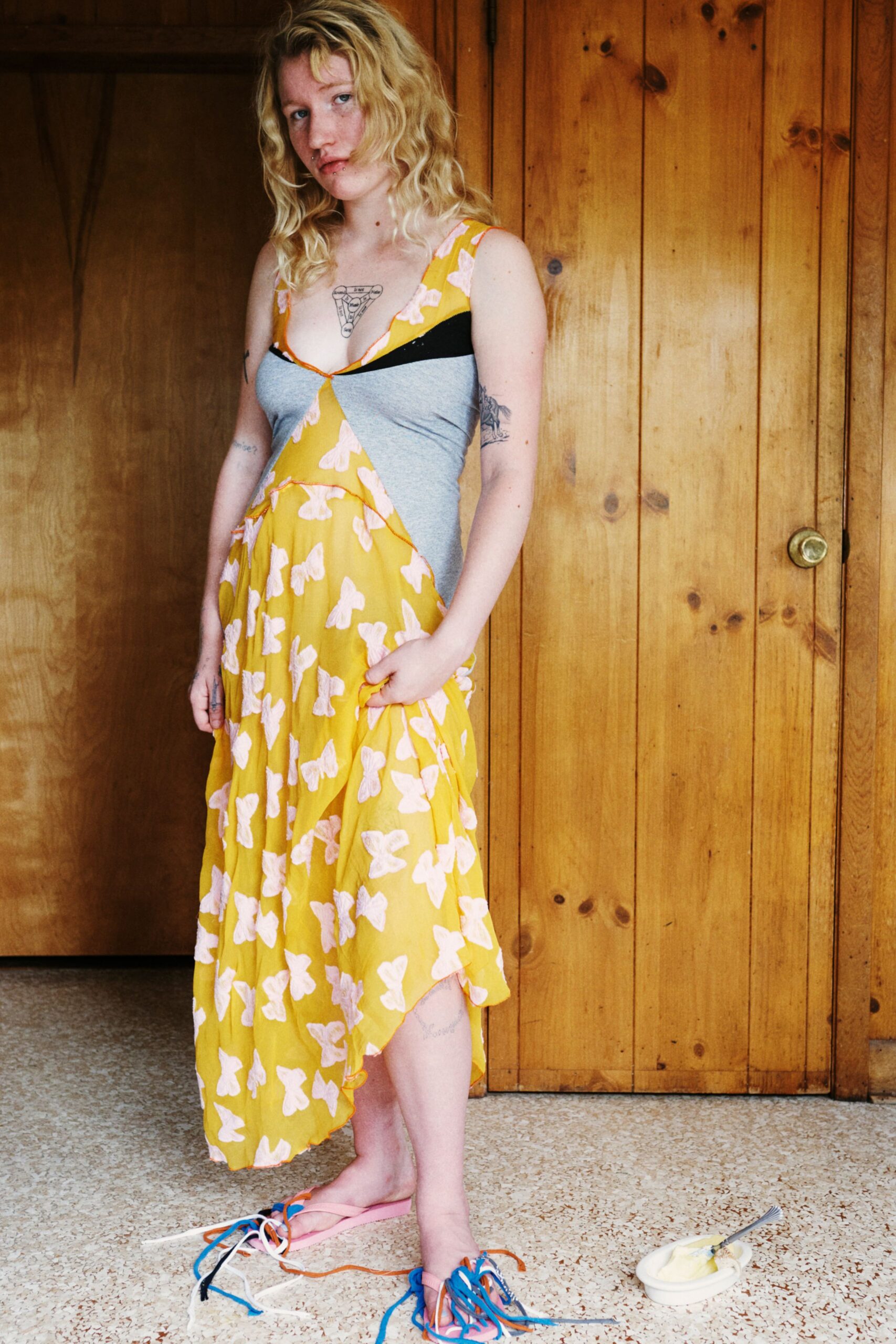 yellow printed midi dress with pink shoes