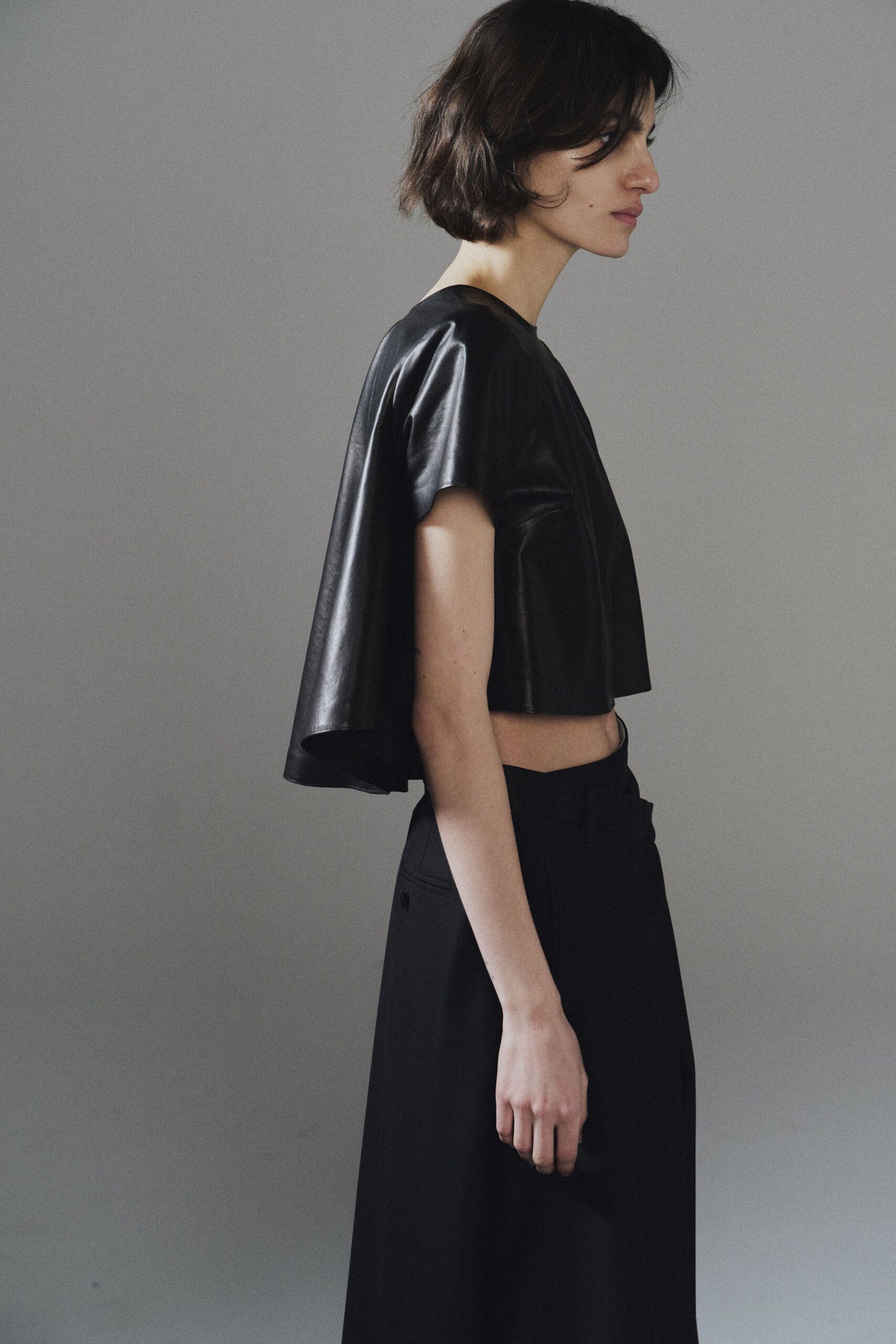 black leather short-sleeve v-neck fitted cropped top