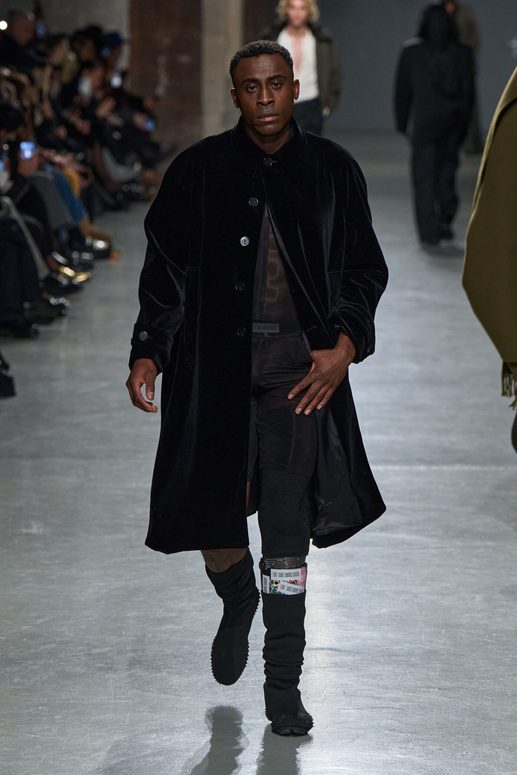 black velvet long-sleeve collared relaxed coat