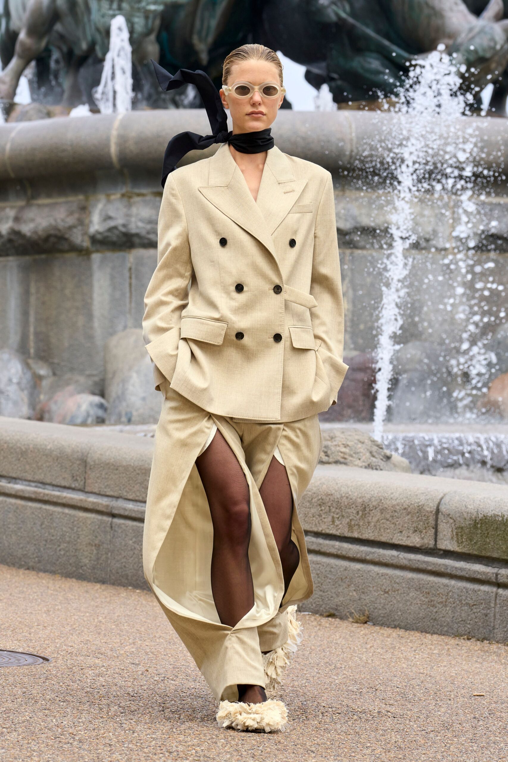 beige cotton long-sleeve collared tailored buttoned pleated suit