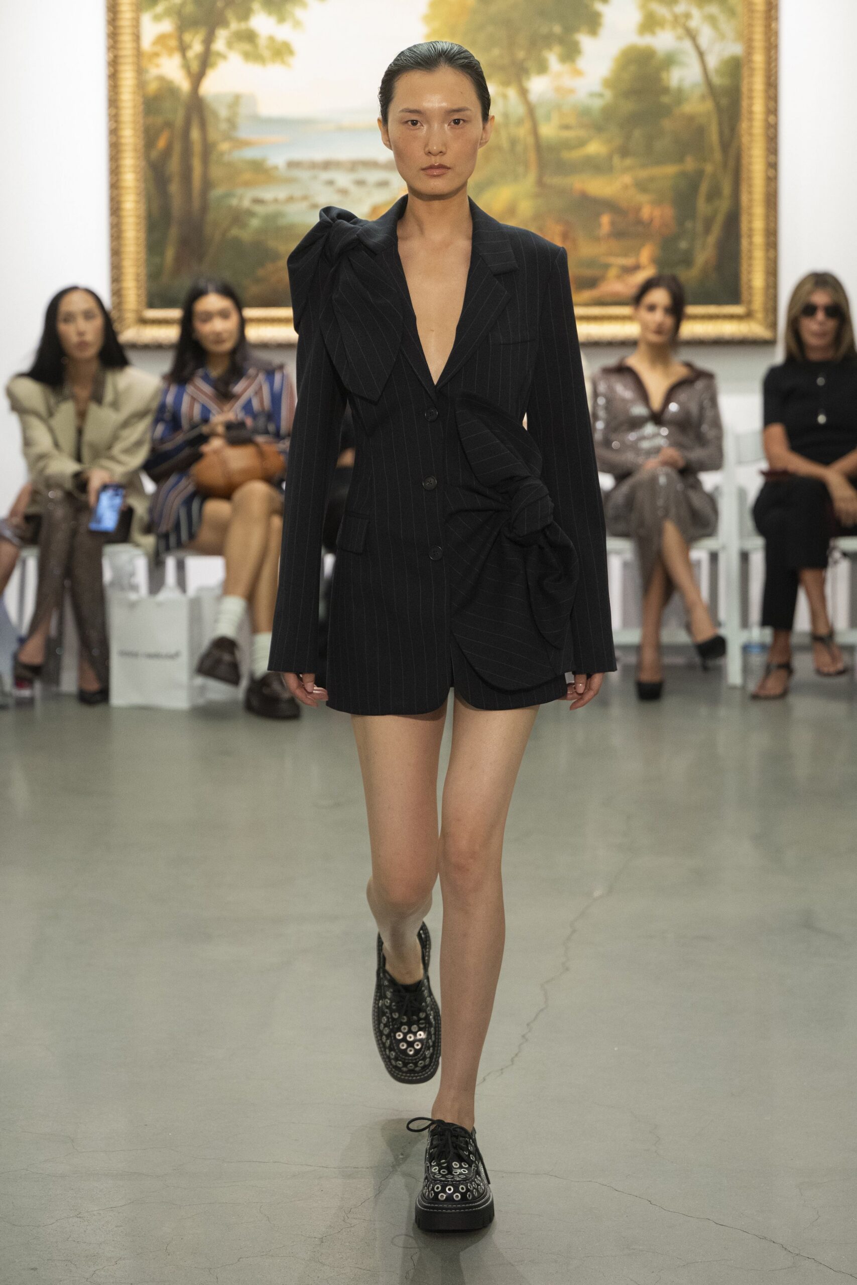 black cotton long-sleeve v-neck fitted pleated short blazer