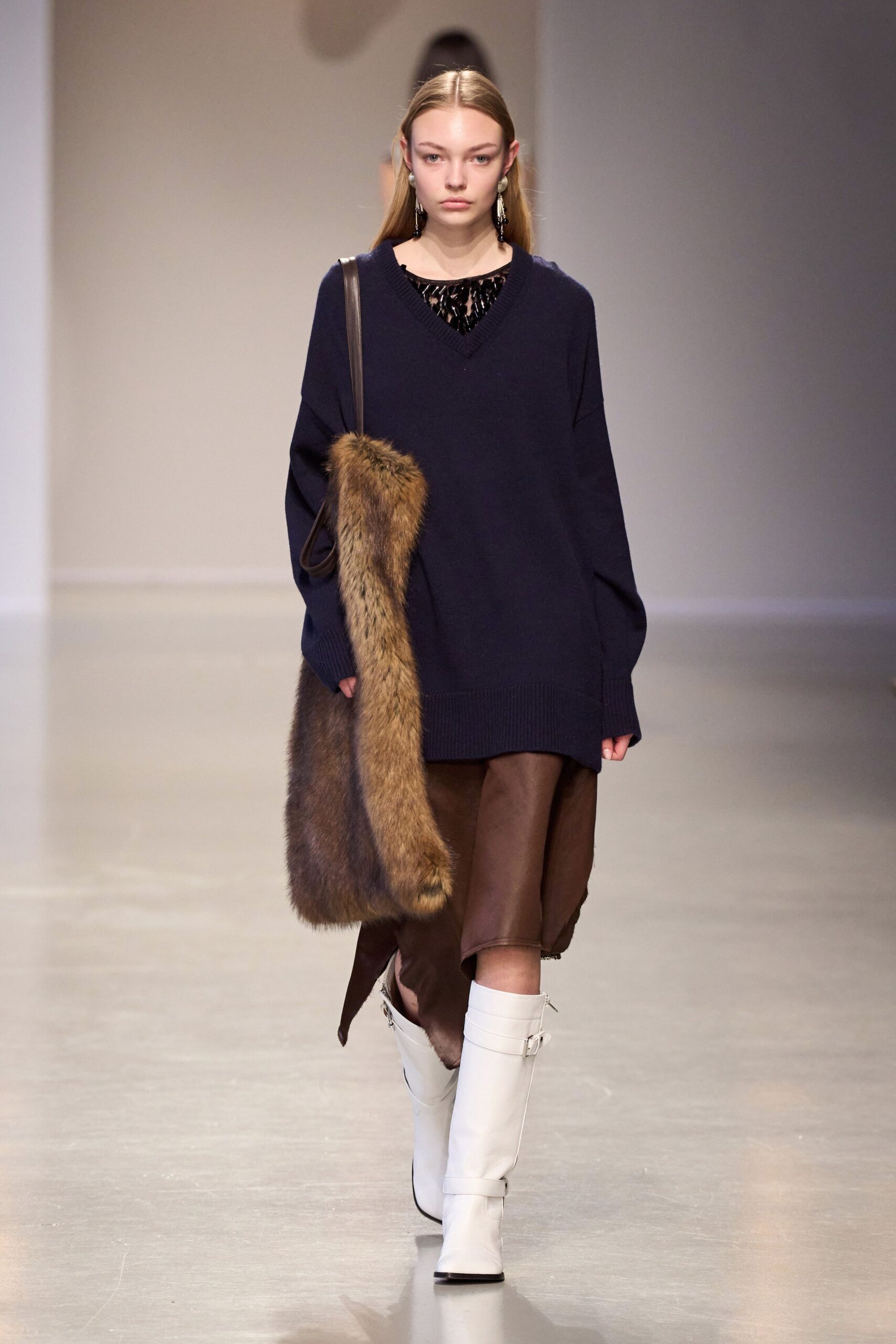 navy oversized sweater with brown skirt
