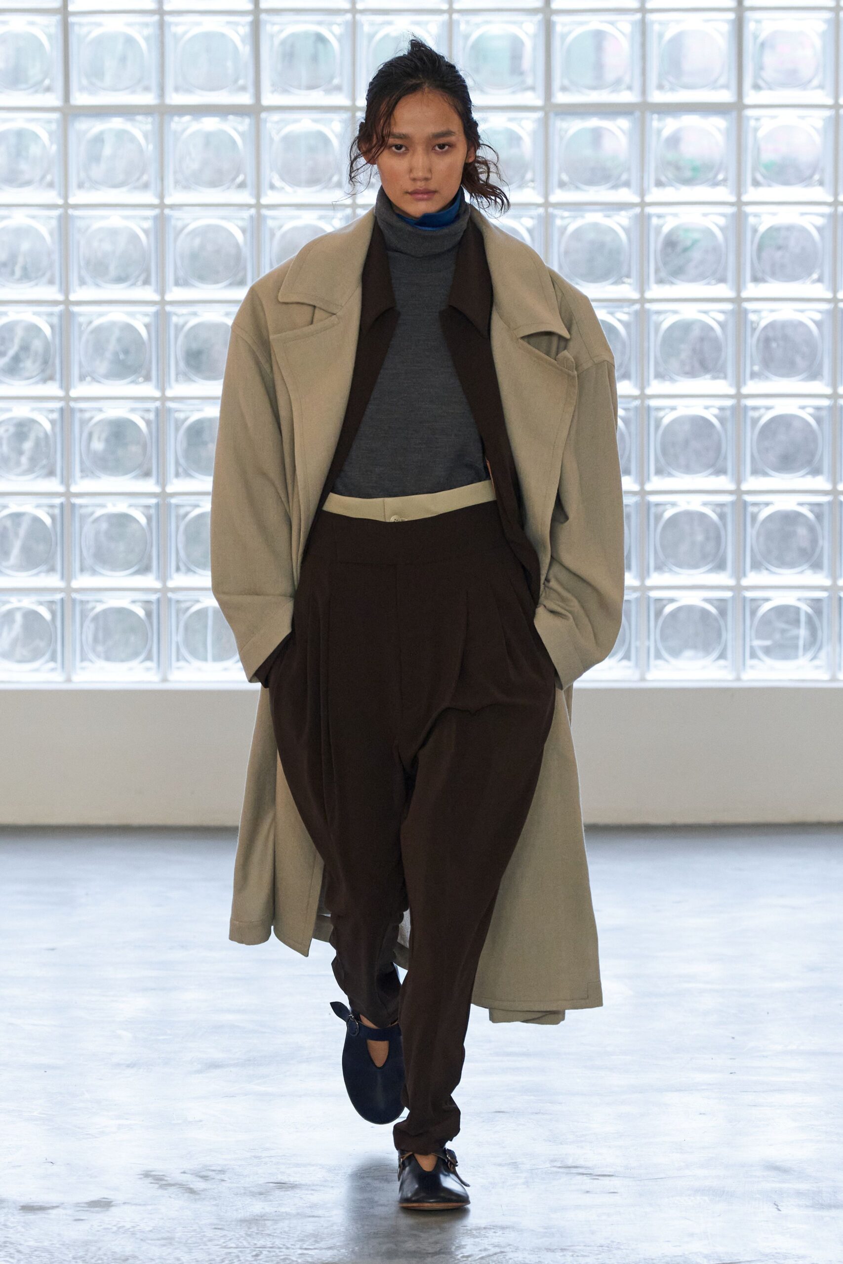 beige wool long-sleeve collared oversized buttoned coat