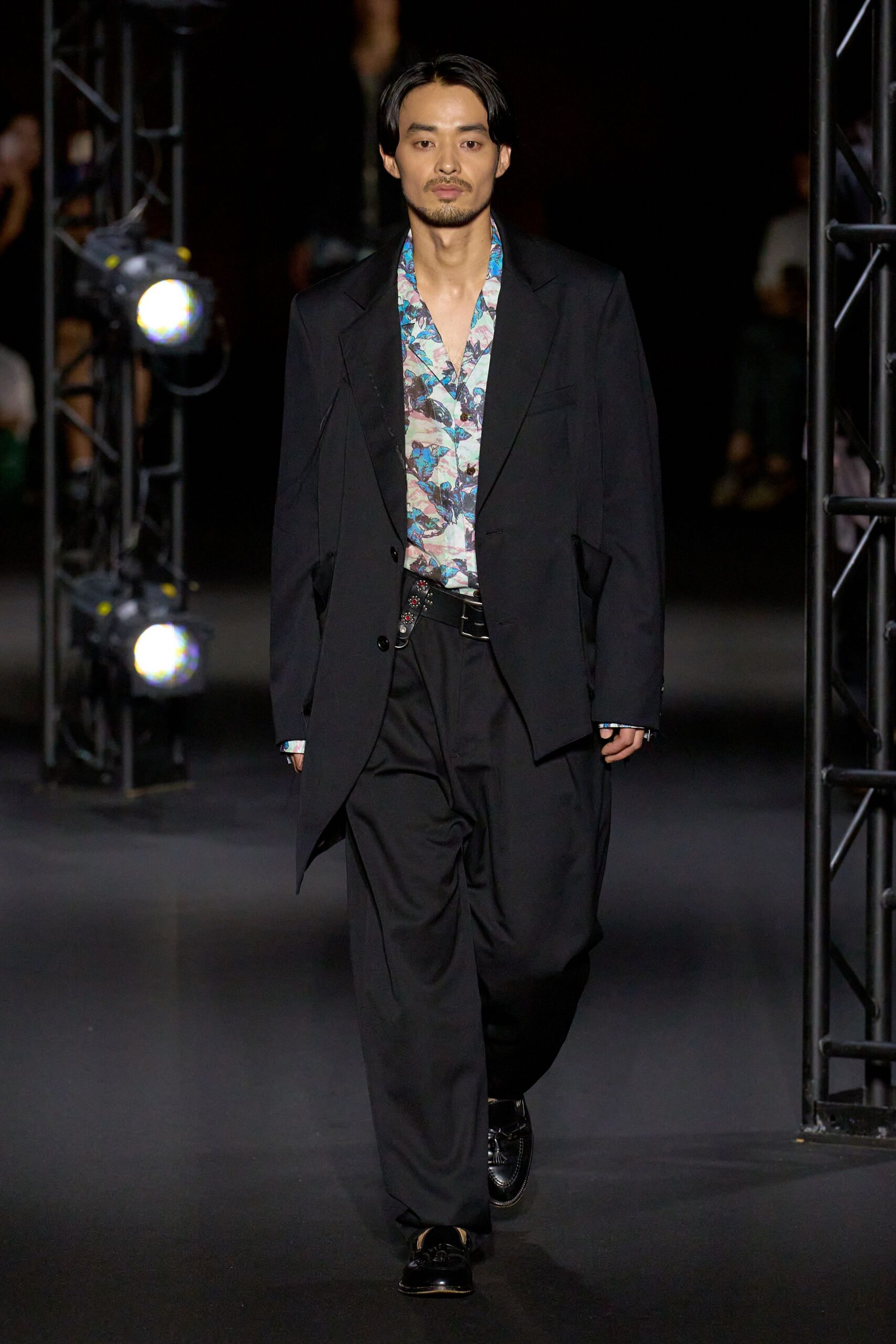 black long-sleeve collared relaxed buttoned blazer