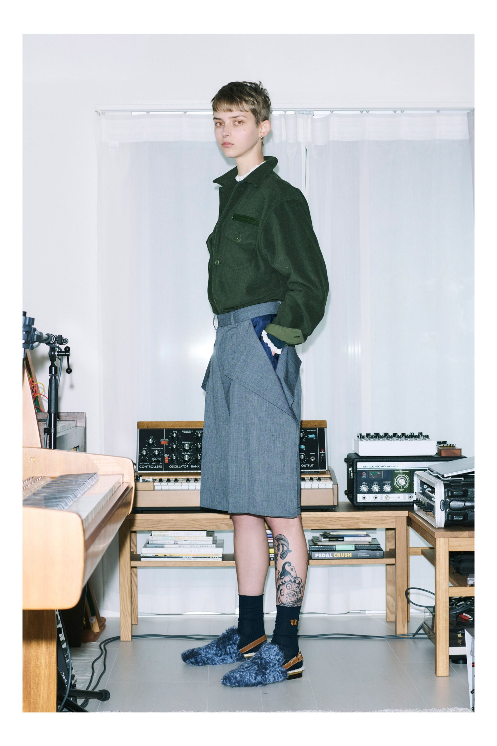 gray cotton fitted pleated short shorts
