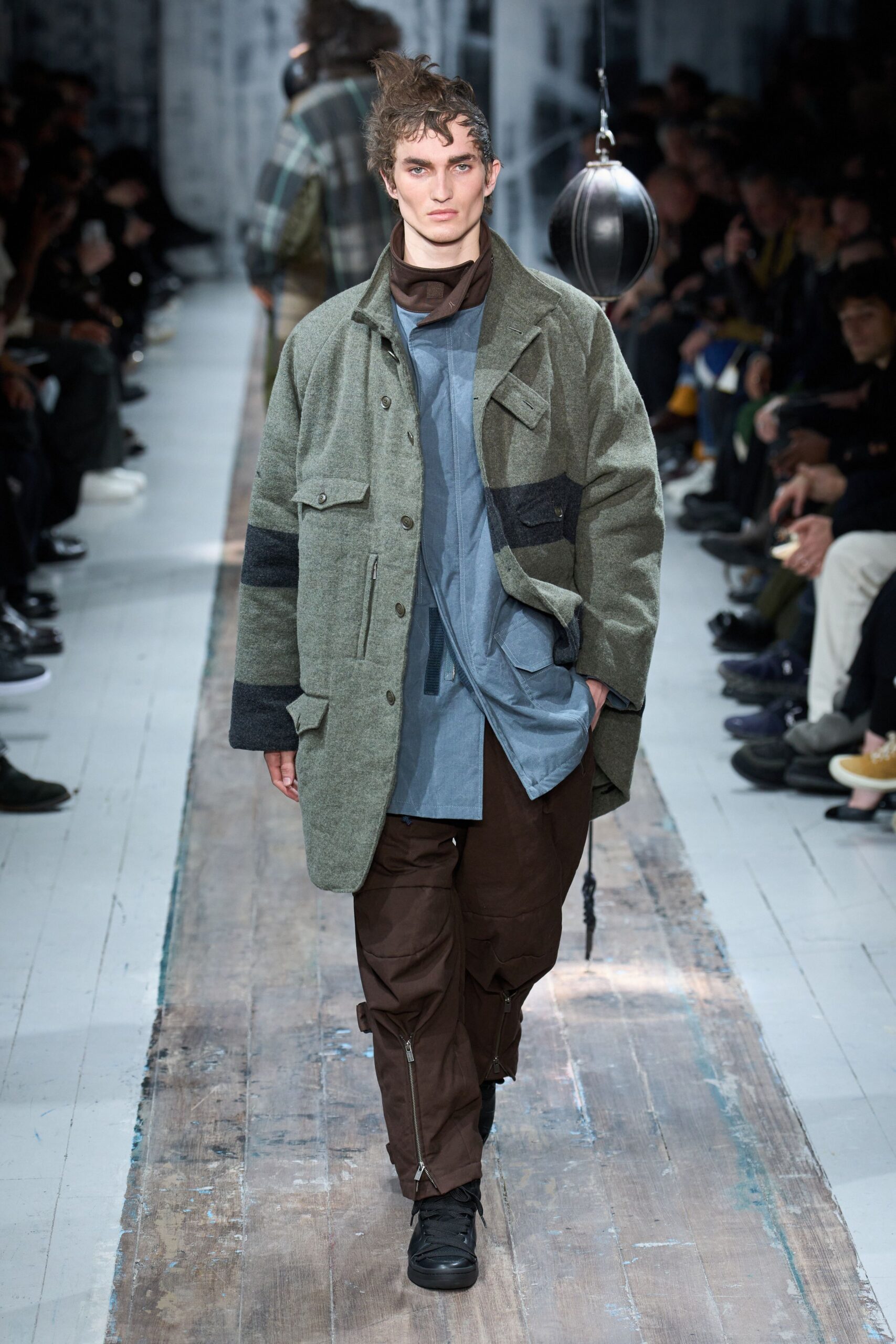 green wool long-sleeve relaxed buttoned jacket