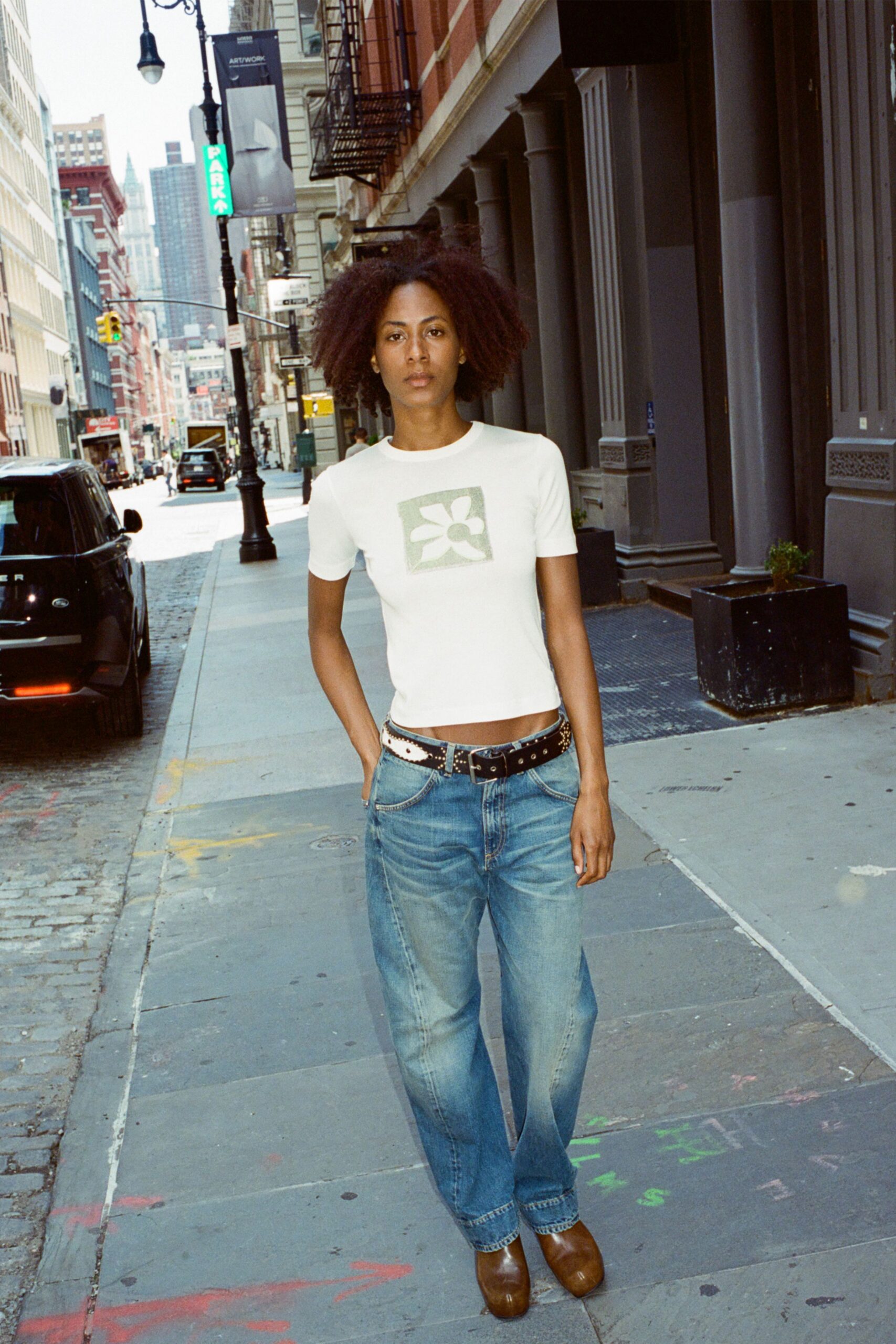 white cotton short-sleeve collared fitted printed cropped t-shirt