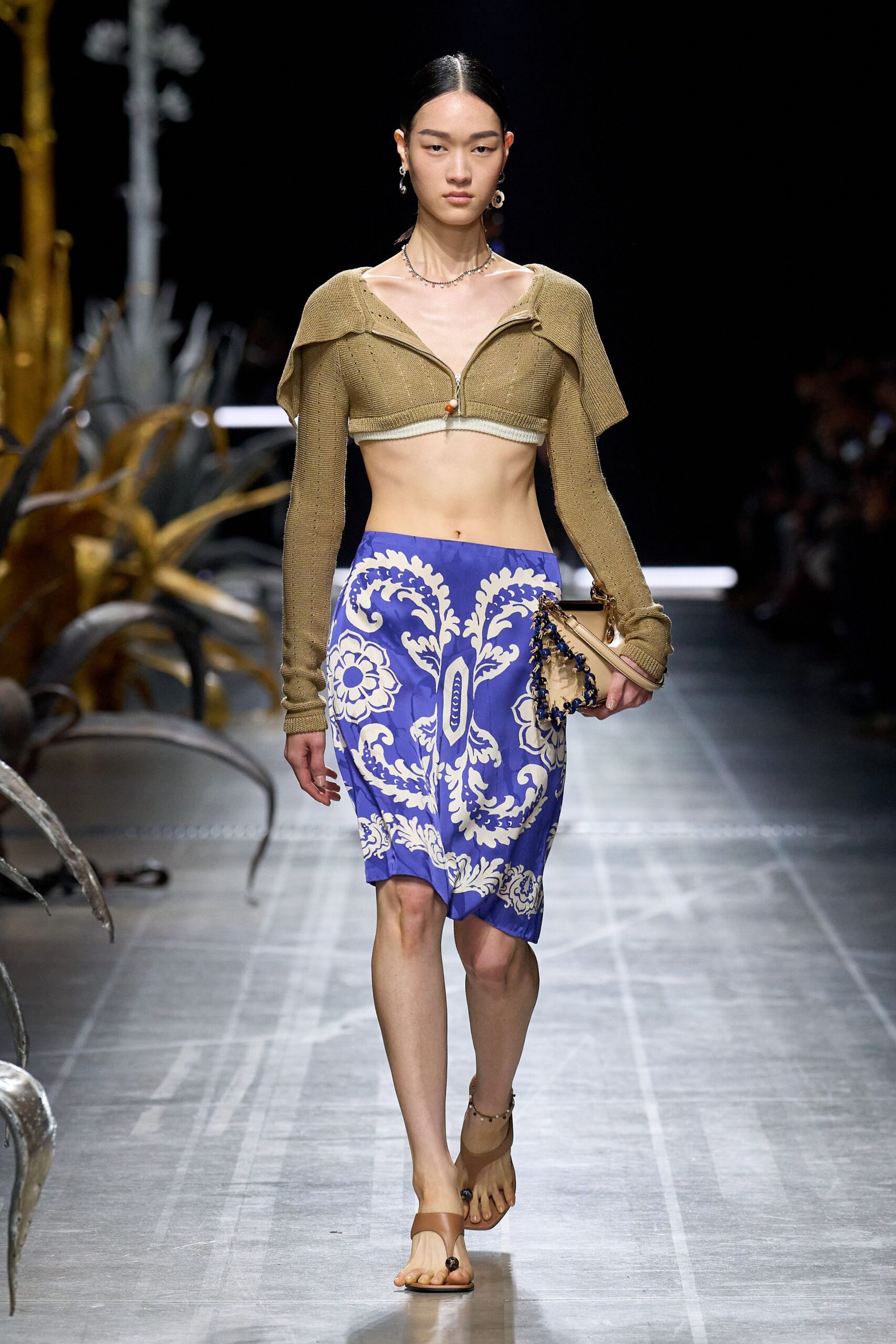 gold knit sleeveless v-neck fitted zippered cropped crop-top
