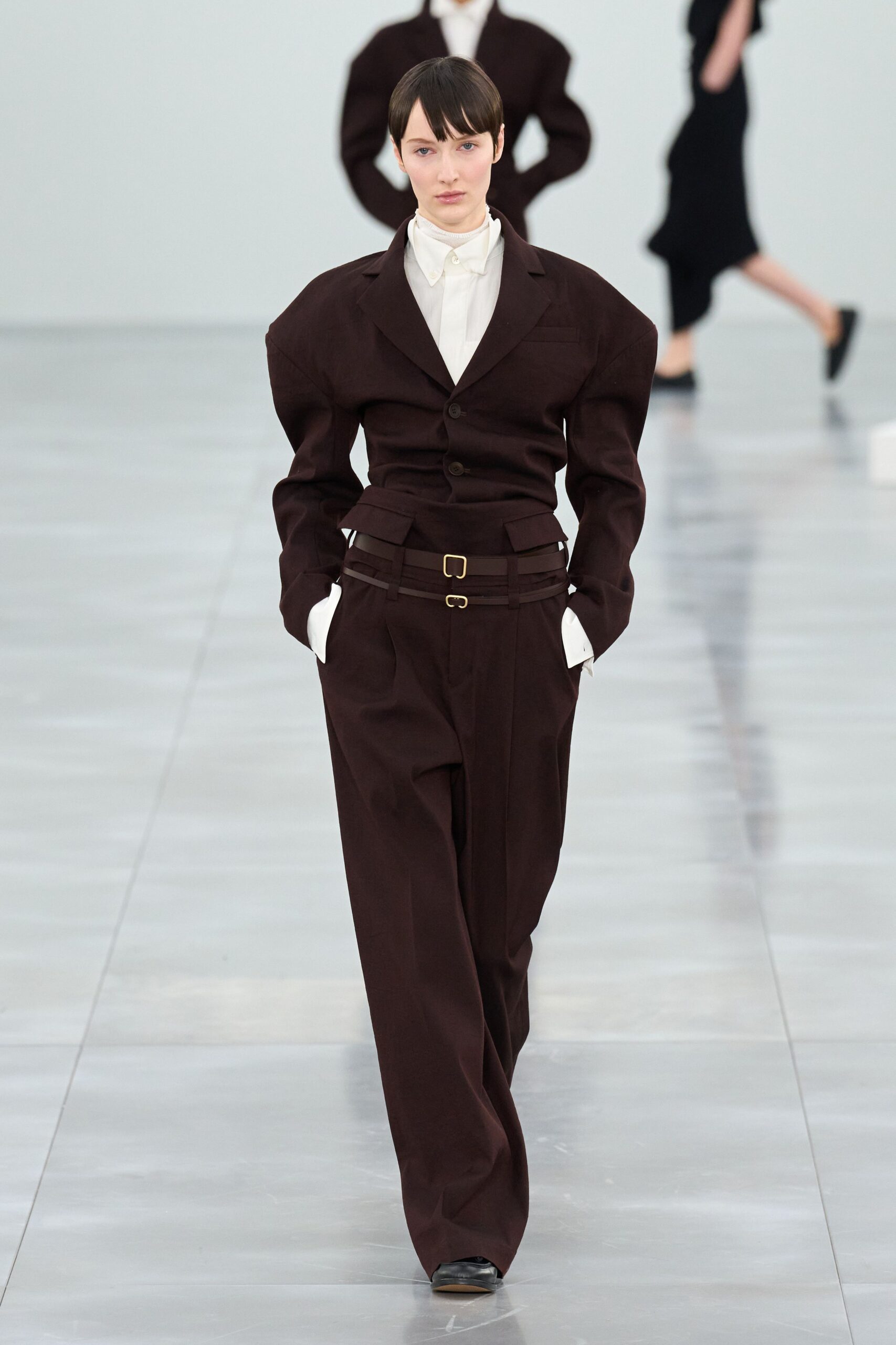 brown cotton long-sleeve collared structured buttoned pleated suit