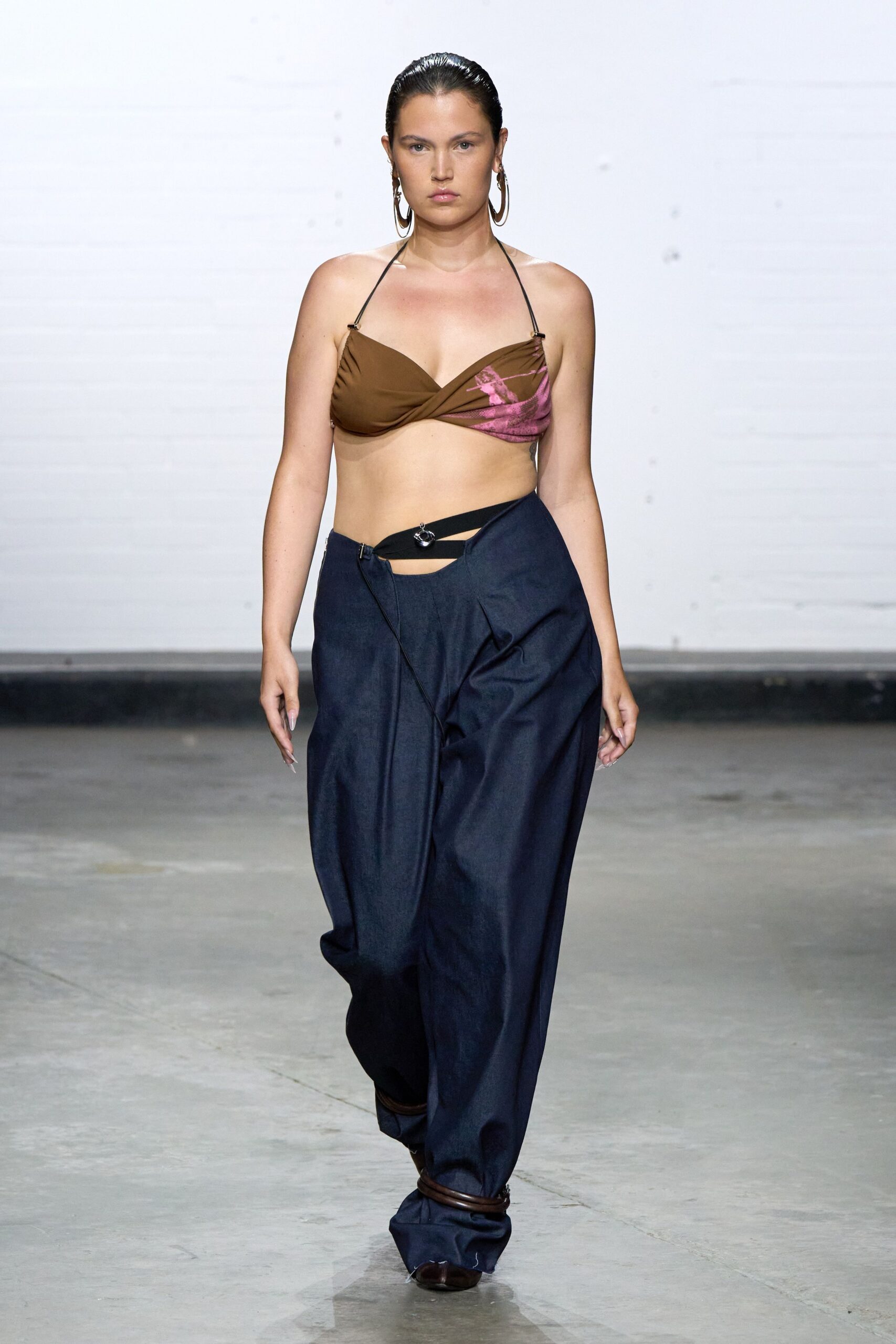 brown and pink halter top with relaxed denim pants