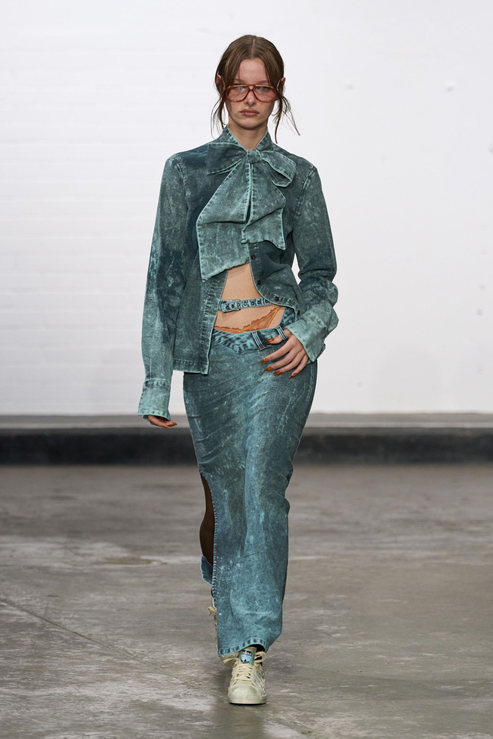 blue denim slit fitted high-waisted skirt