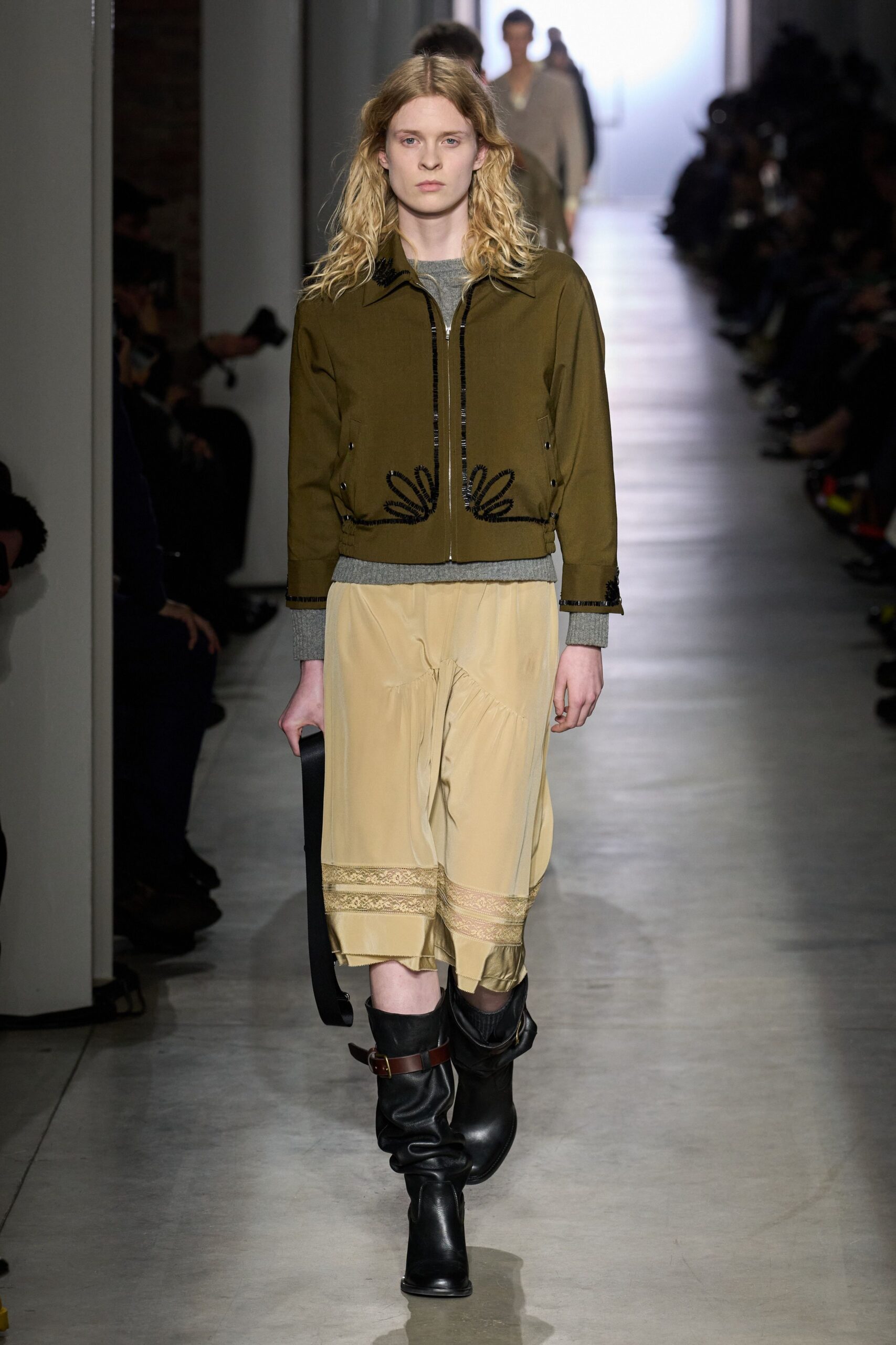 green cotton long-sleeve collared fitted buttoned jacket